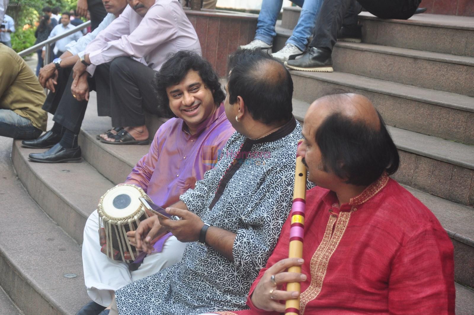 Vidvan Kumaresh, Shankar Mahadevan, Ronu Majumdar at Swaranjali concert photo shoot in Mumbai on 6th Jan 2015