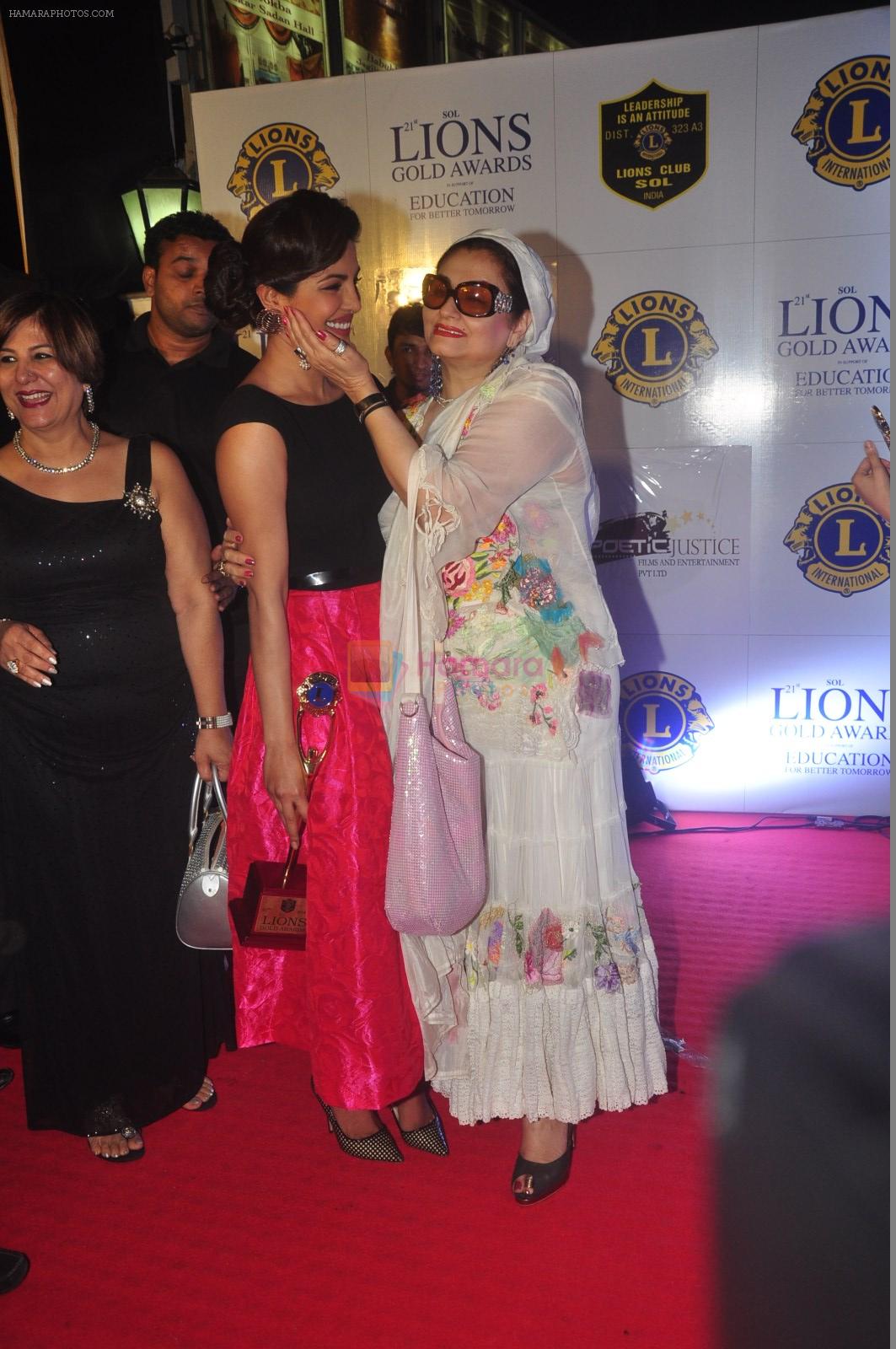 Priyanka Chopra, Salma Agha at the 21st Lions Gold Awards 2015 in Mumbai on 6th Jan 2015