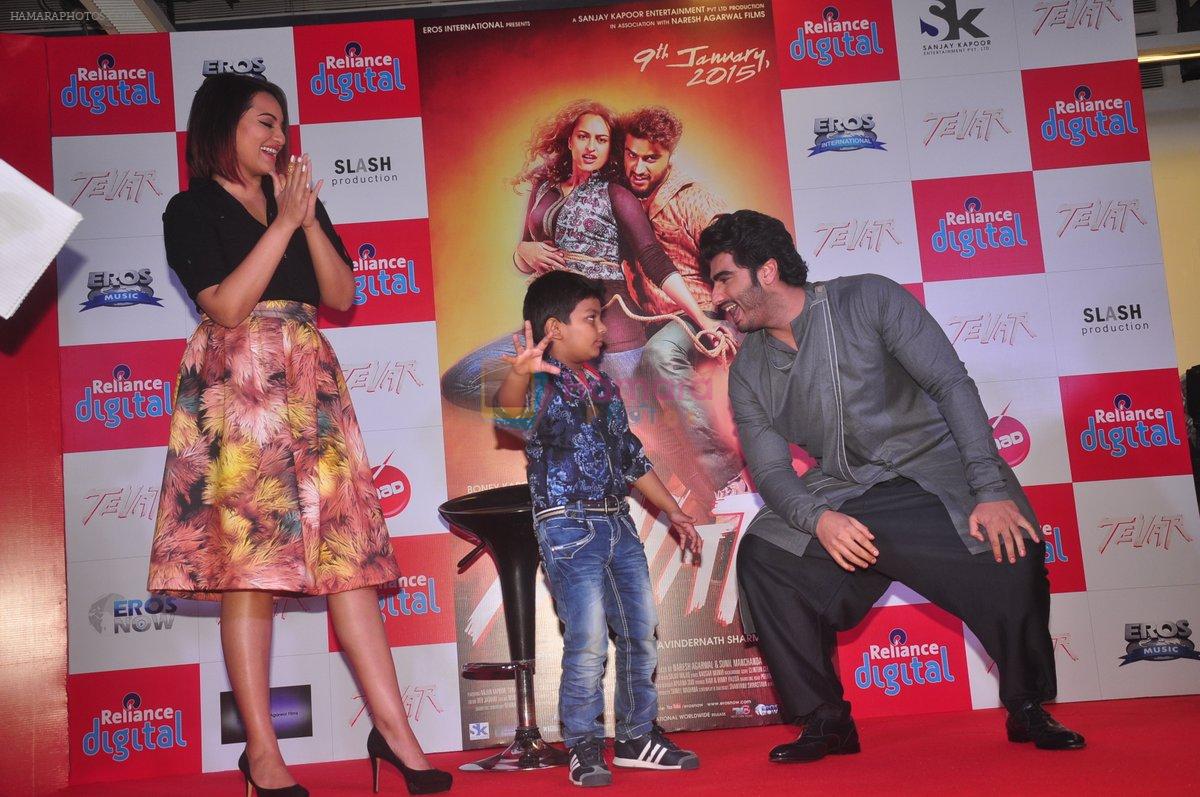 Arjun Kapoor,  Sonakshi Sinha promote Tevar in Mall on 8th Jan 2015