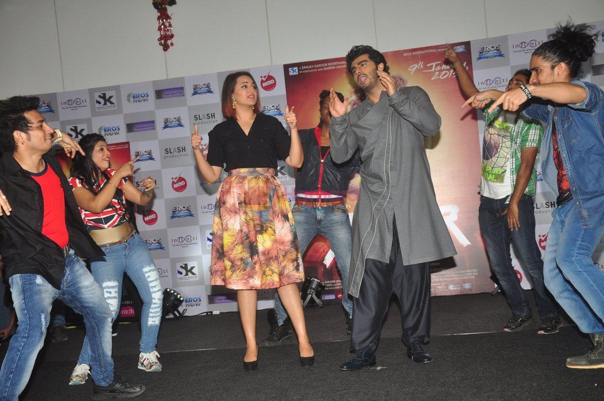 Arjun Kapoor,  Sonakshi Sinha promote Tevar in Mall on 8th Jan 2015