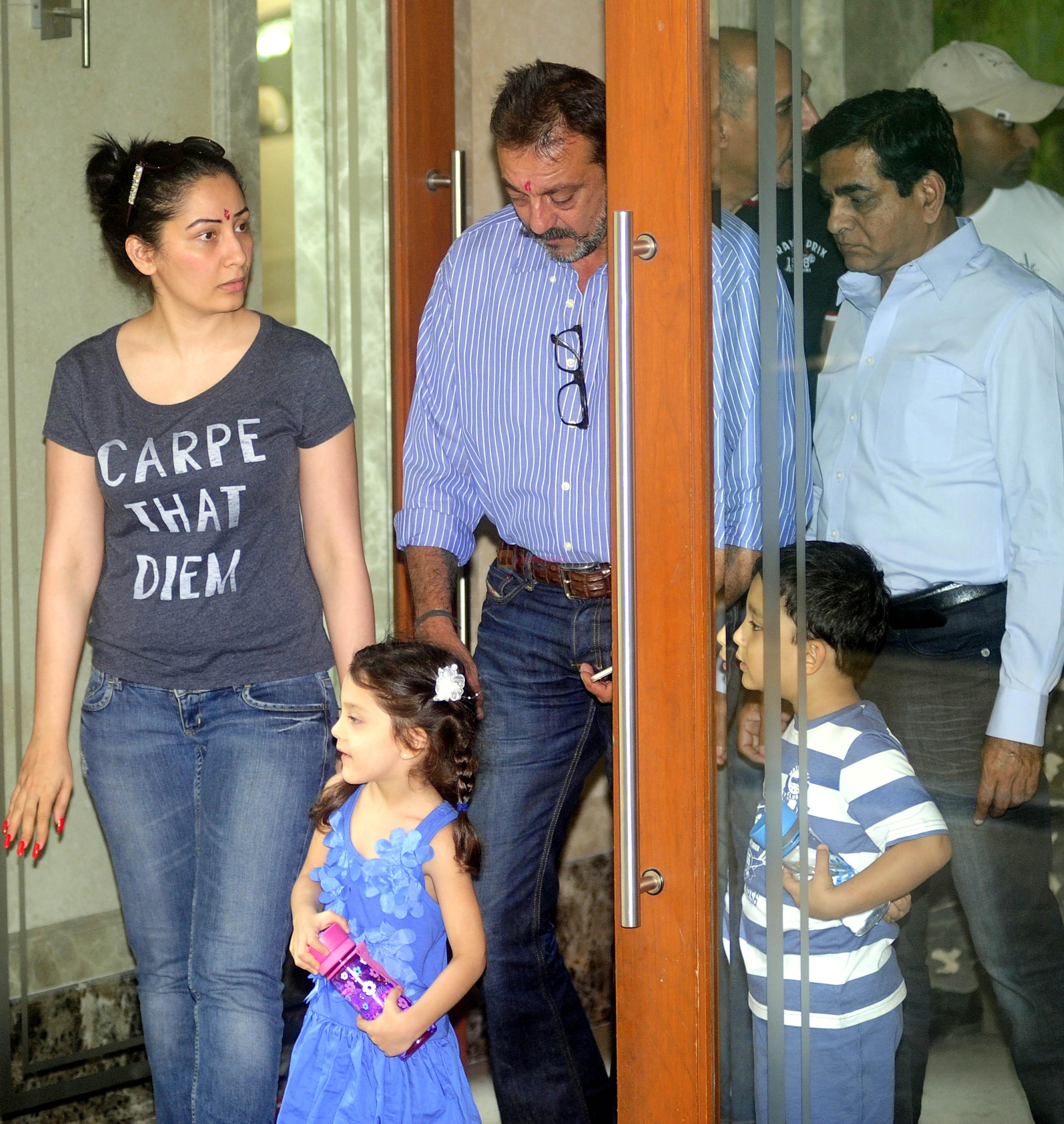 Sanjay Dutt snapped with wife Maanyata Dutt, son Shahraan Dutt, daughter Iqraa Dutt leaving for Yerwada Jail after finishing his furlough in Mumbai on 8th Jan