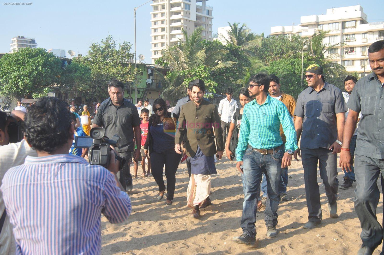 Ayushmann Khurrana promote Hawaizaada in Versova Beach, Mumbai on 9th Jan 2015
