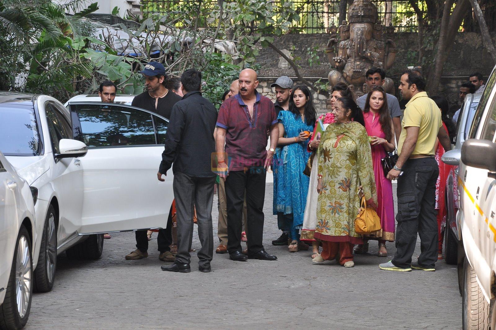 Hrithik Roshan celeberates bday with family with a apuja at new home on 10th Jan 2015