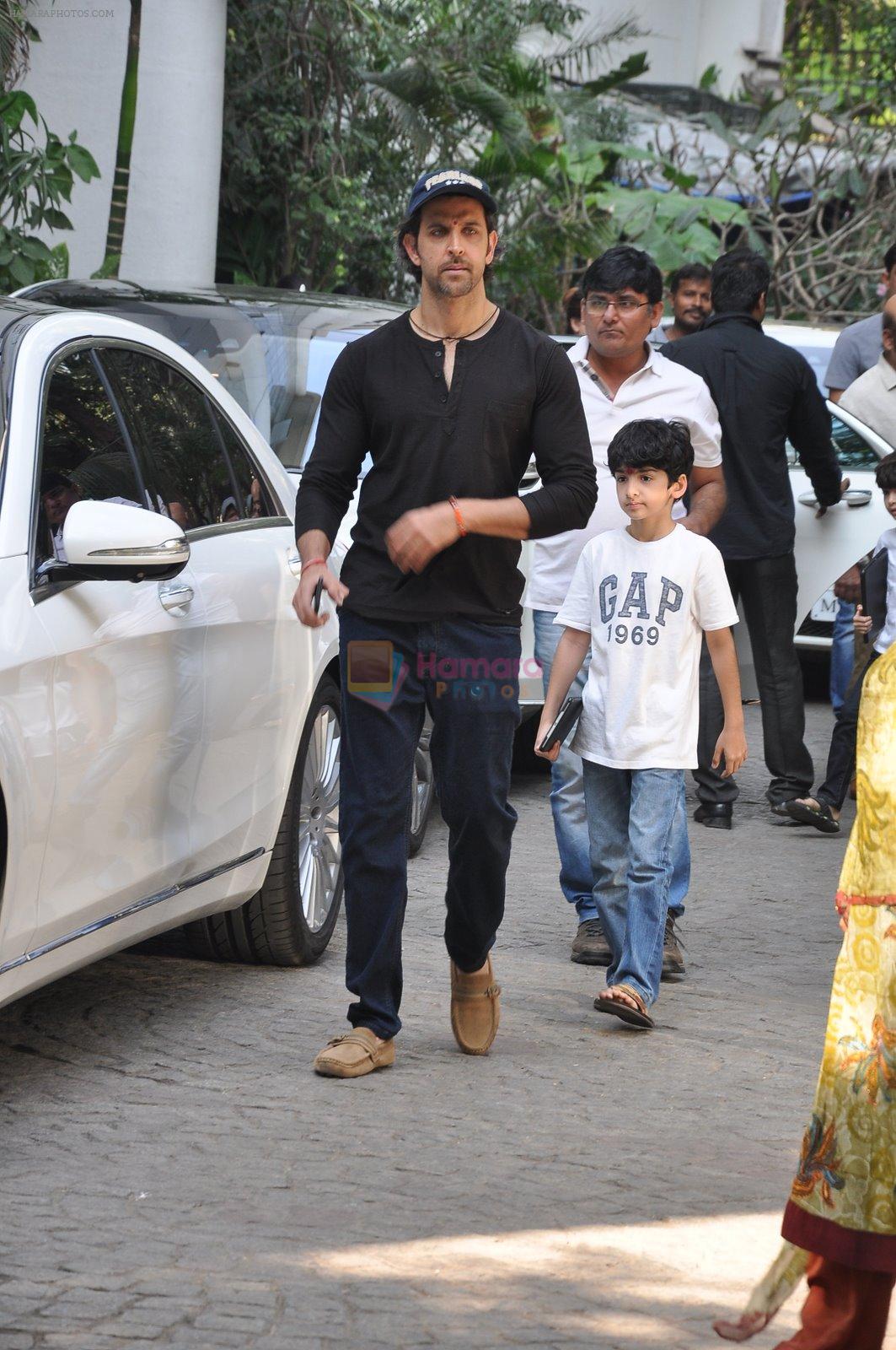 Hrithik Roshan celeberates bday with family with a apuja at new home on 10th Jan 2015