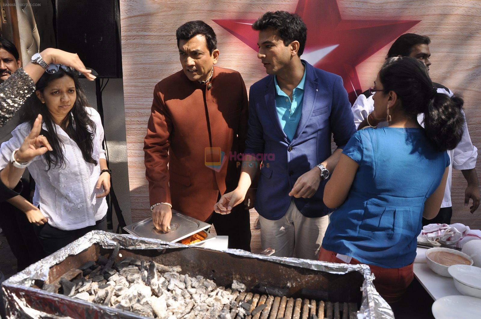 Sanjeev Kapoor, Vikas Khanna  at Star Plus launches new season of Master Chef in Mahalaxmi, Mumbai on 9th Jan 2015