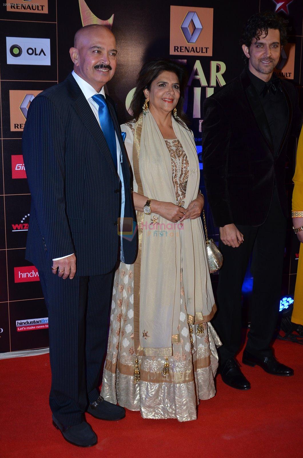Hrithik Roshan, Rakesh Roshan, Pinky Roshan at Producers Guild Awards 2015 in Mumbai on 11th Jan 2015