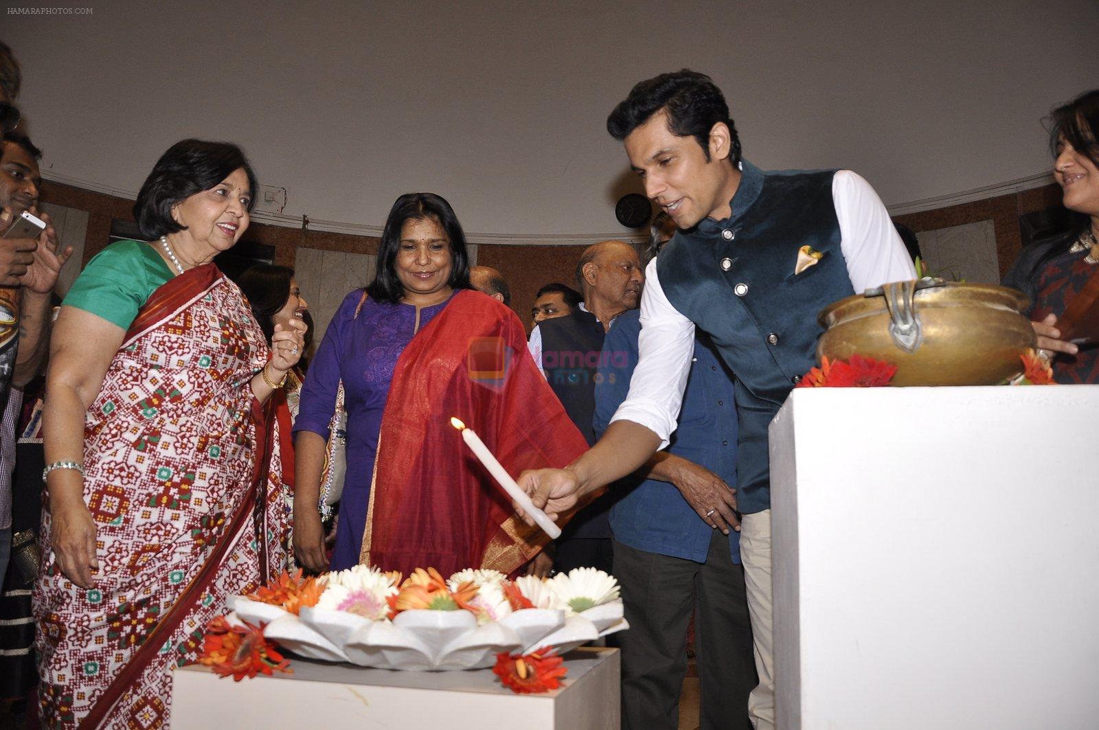 Randeep Hooda inaugurates Art Exhibition in Mumbai on 13th Jan 2014