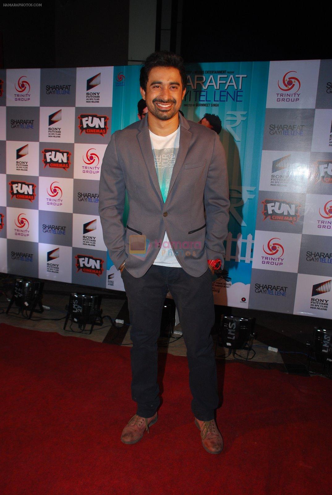 Rannvijay Singh  at the Premiere of Sharafat Gayi Tel Lene in Fun, Mumbai on 15th Jan 2015