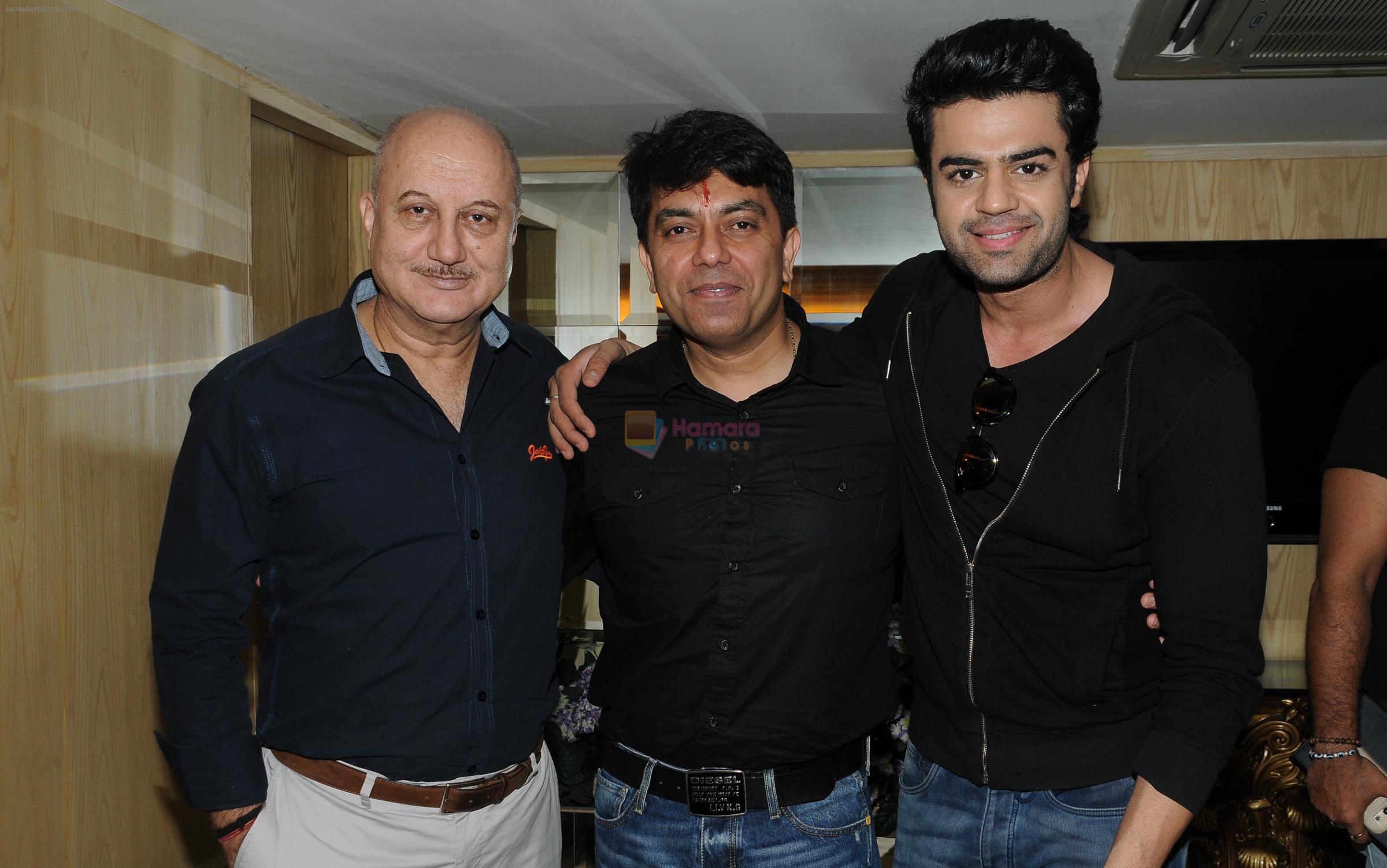 Anupam Kher with Vishwaas Paandya (Director)  Manish Paul