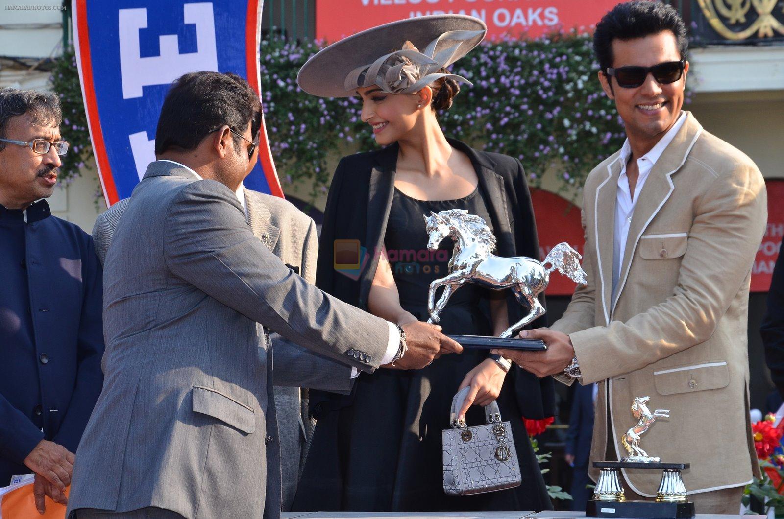 Sonam Kapoor, Randeep Hooda at Mid-day race in RWITC, Mumbai on 18th Jan 2015