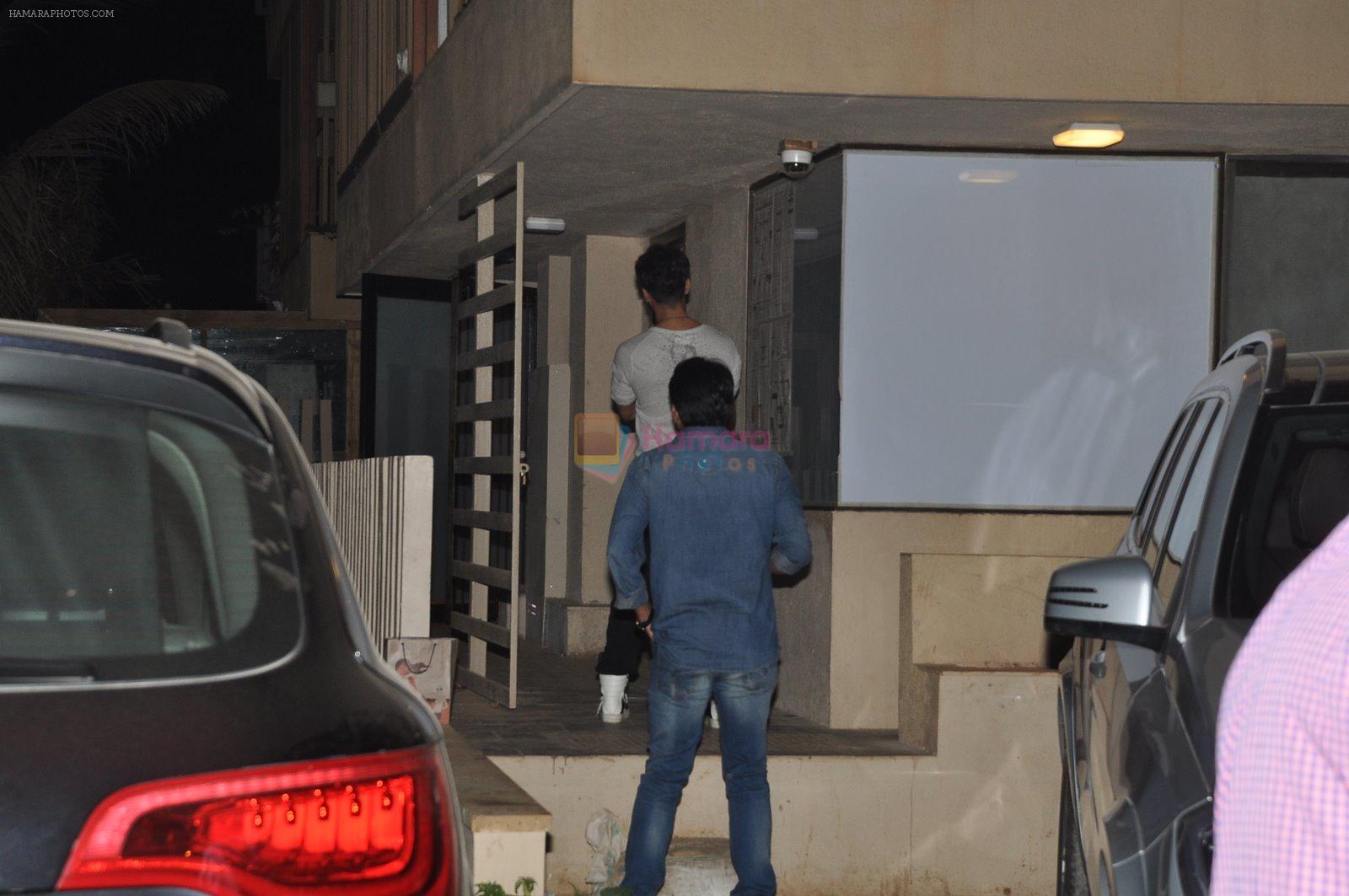 Shahid Kapoor snapped at his new home in Mumbai on 24th Jan 2014