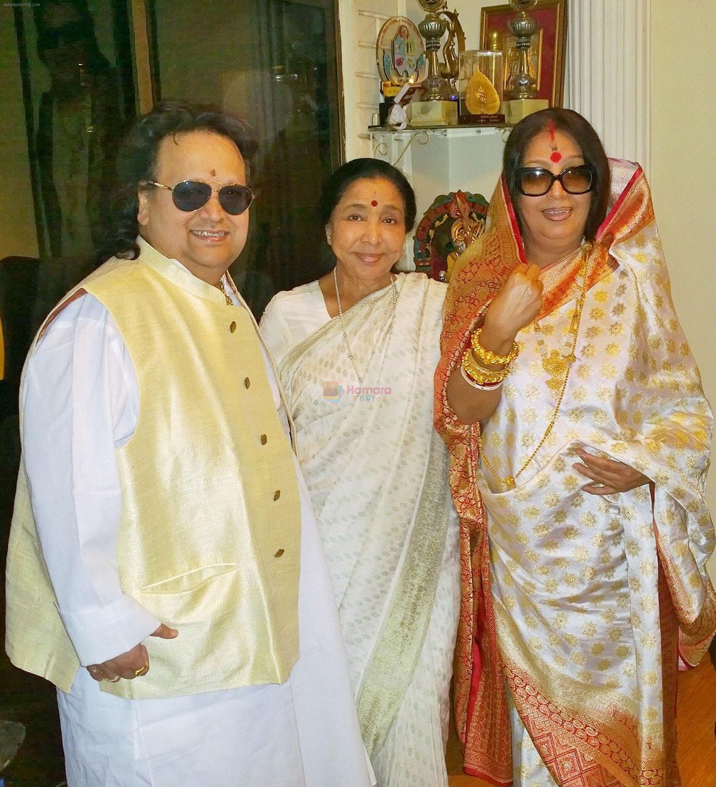 Bappi Lahiri, Asha Bhosle and Chitrani Lahiri at the Lahiri House Saraswati Puja