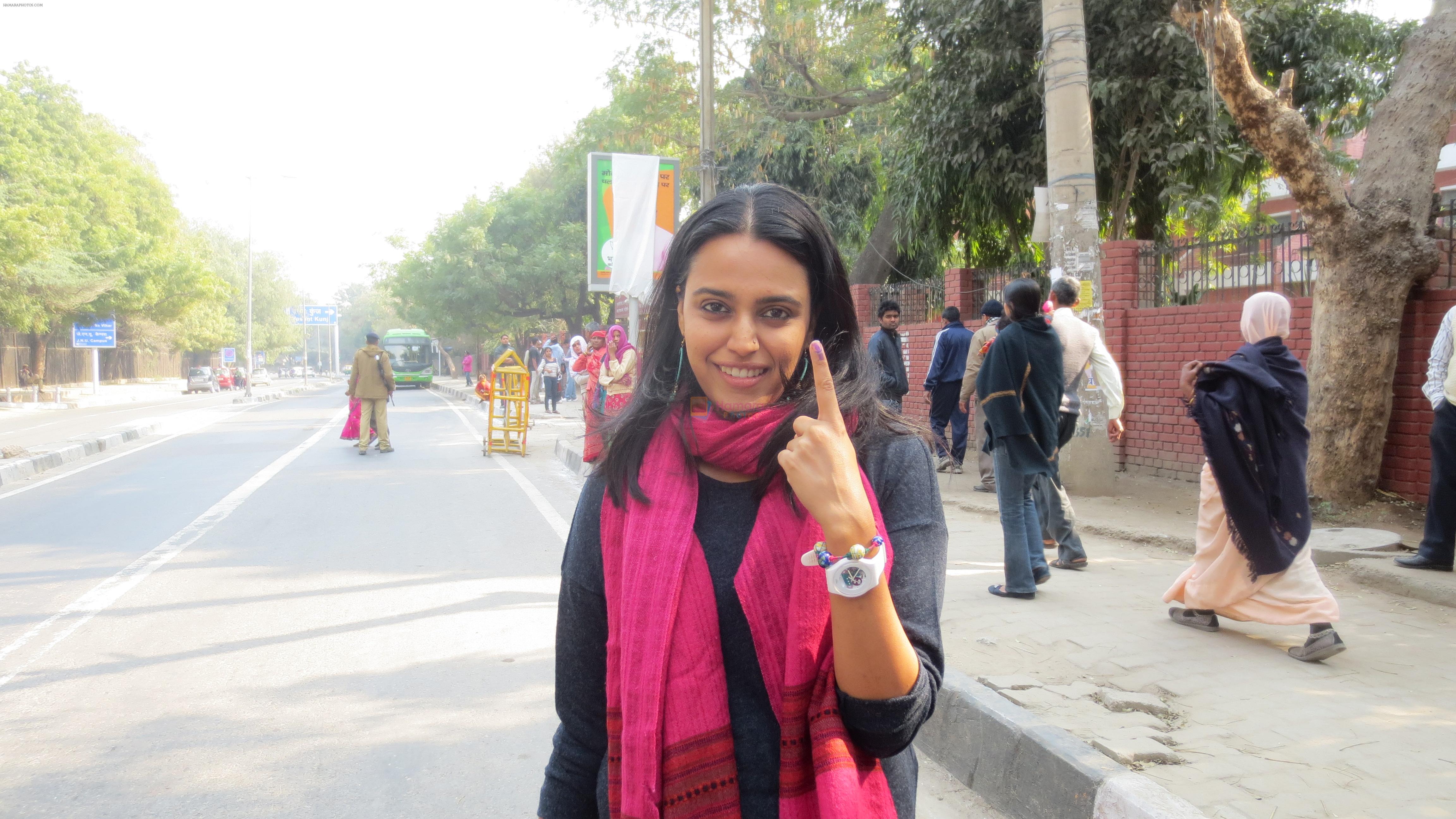Swara Bhaskar Votes in Delhi state assembly elections on 7th Feb 2015