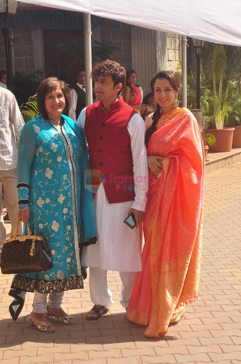 Sonu Nigam, Madhurima Nigam at Rahul Thackeray's wedding ceremony in Mumbai on 9th Feb 2015