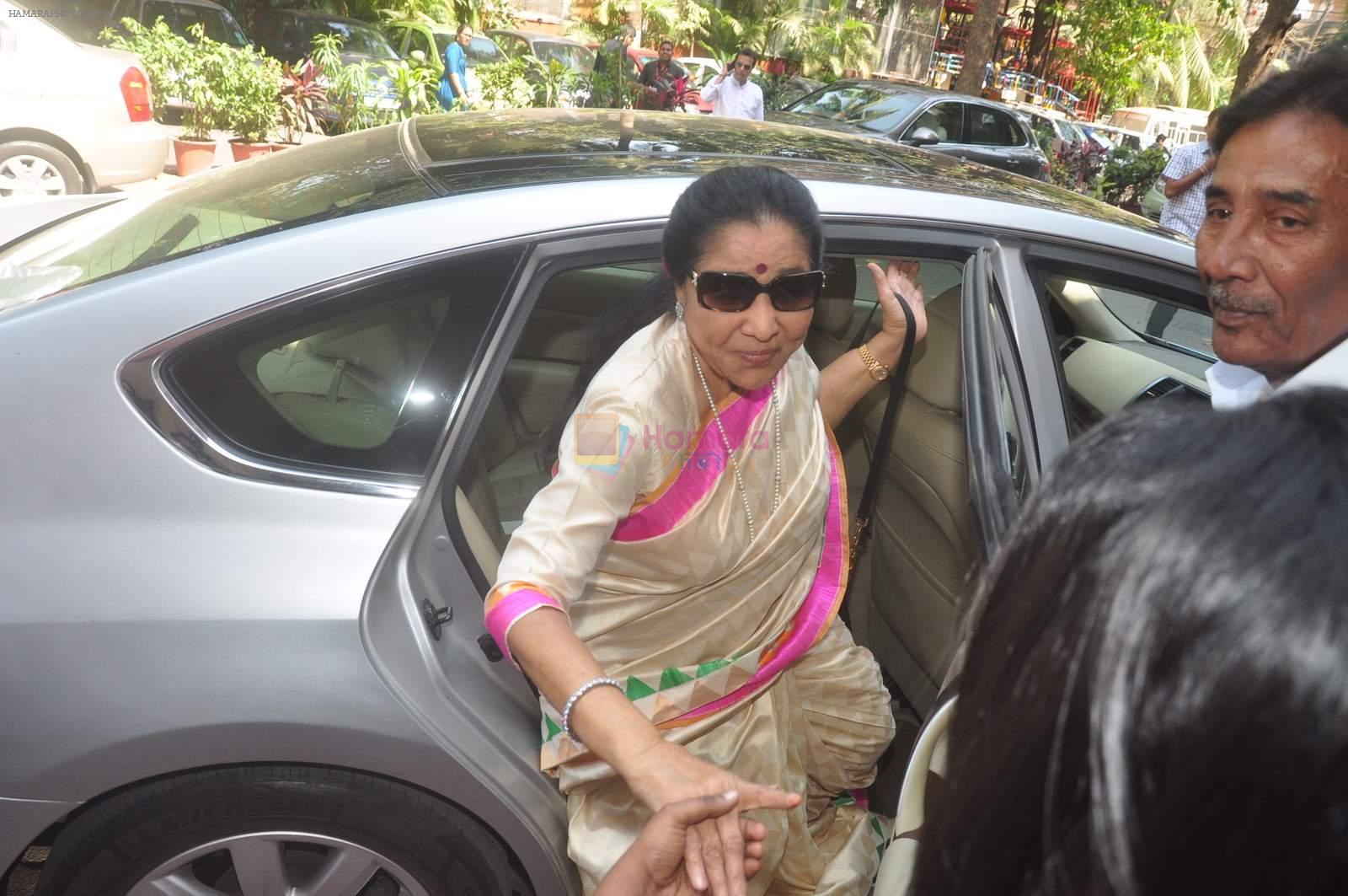 Asha Bhosle at Isckon for dr veen amundra's album launch in Mumbai on 22nd Feb 2015