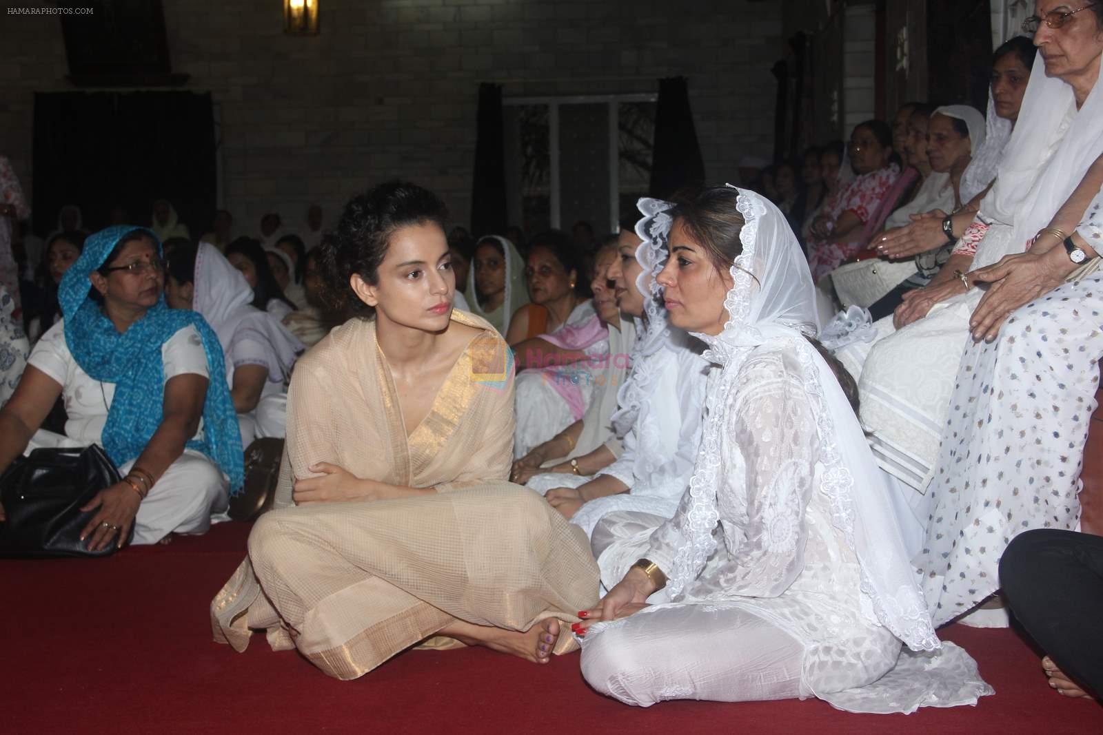 Kangana Ranaut snapped at Madhur's mom prayer meet in Santacruz, Mumbai on 23rd Feb 2015