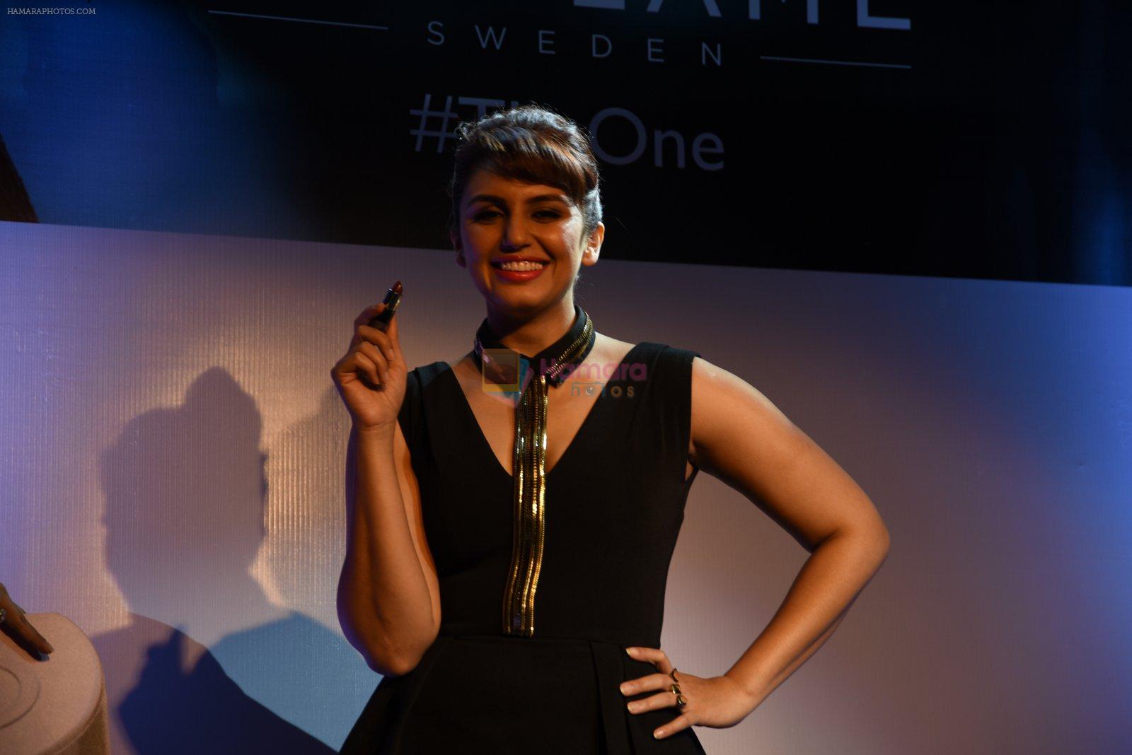 Huma Qureshi Unveils new Oriflame Matte Lipstick in Mumbai on 26th Feb 2015