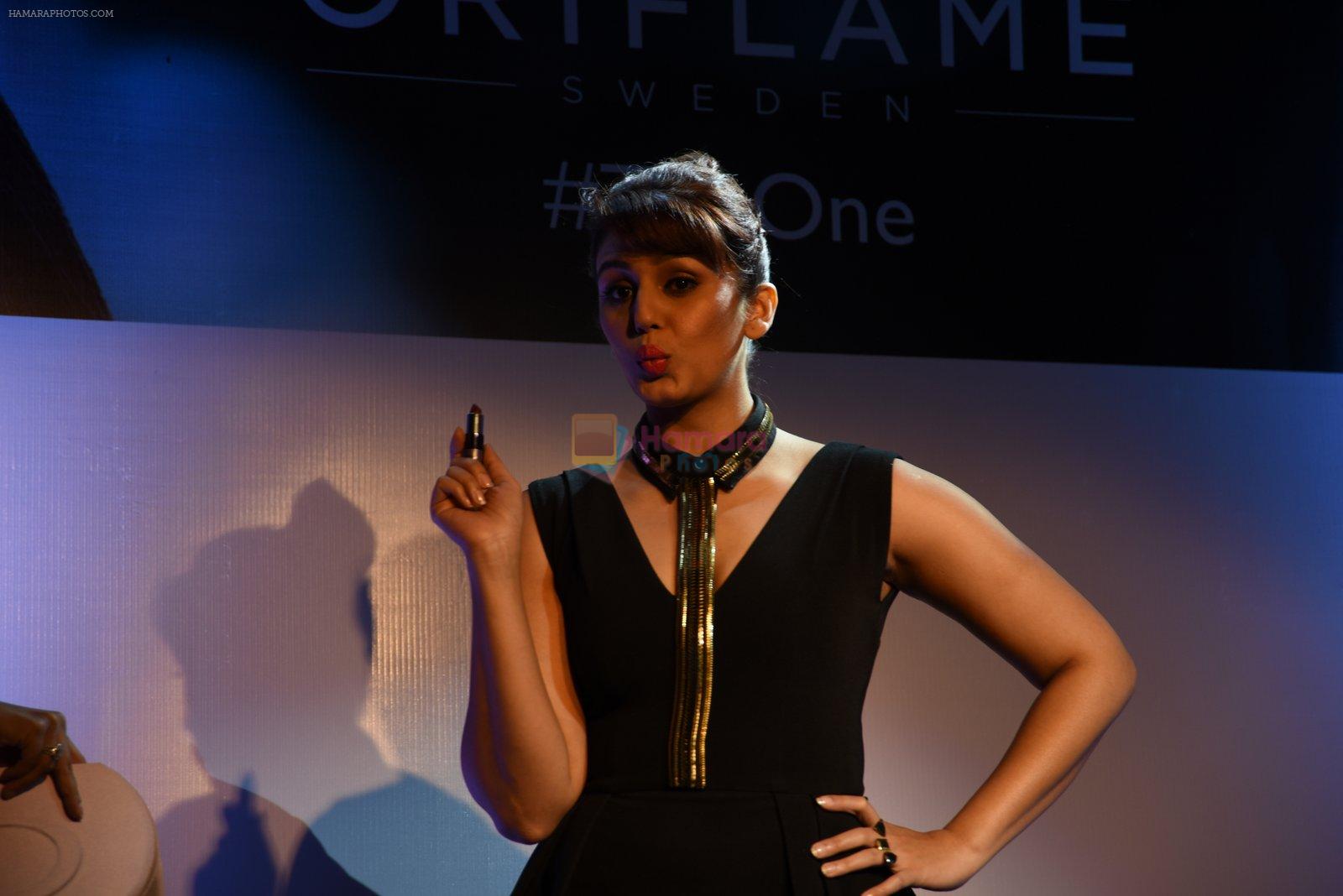 Huma Qureshi Unveils new Oriflame Matte Lipstick in Mumbai on 26th Feb 2015