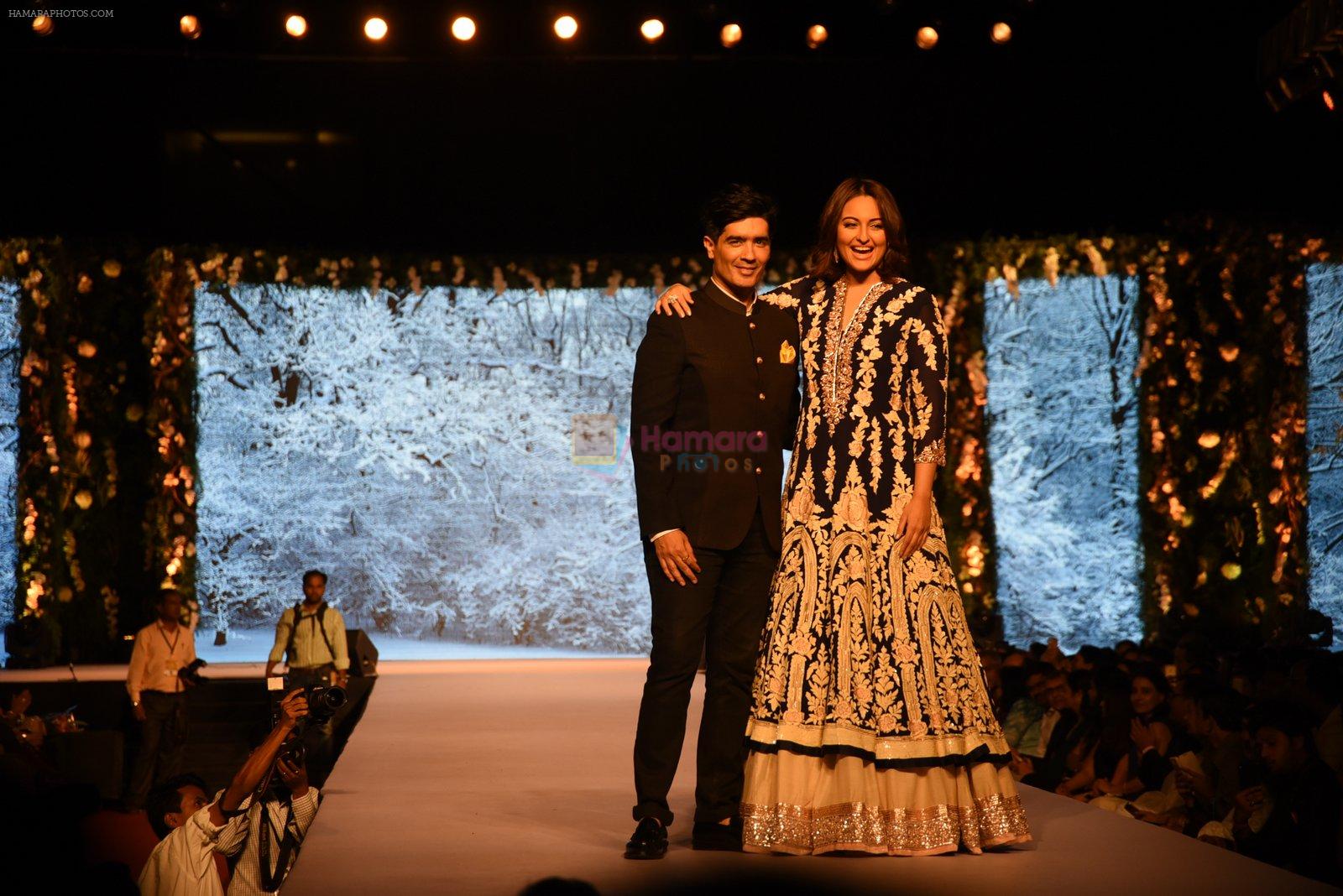 Sonakshi Sinha at Shaina NC-Manish Malhotra Pidilite Show for CPAA on 1st March 2015