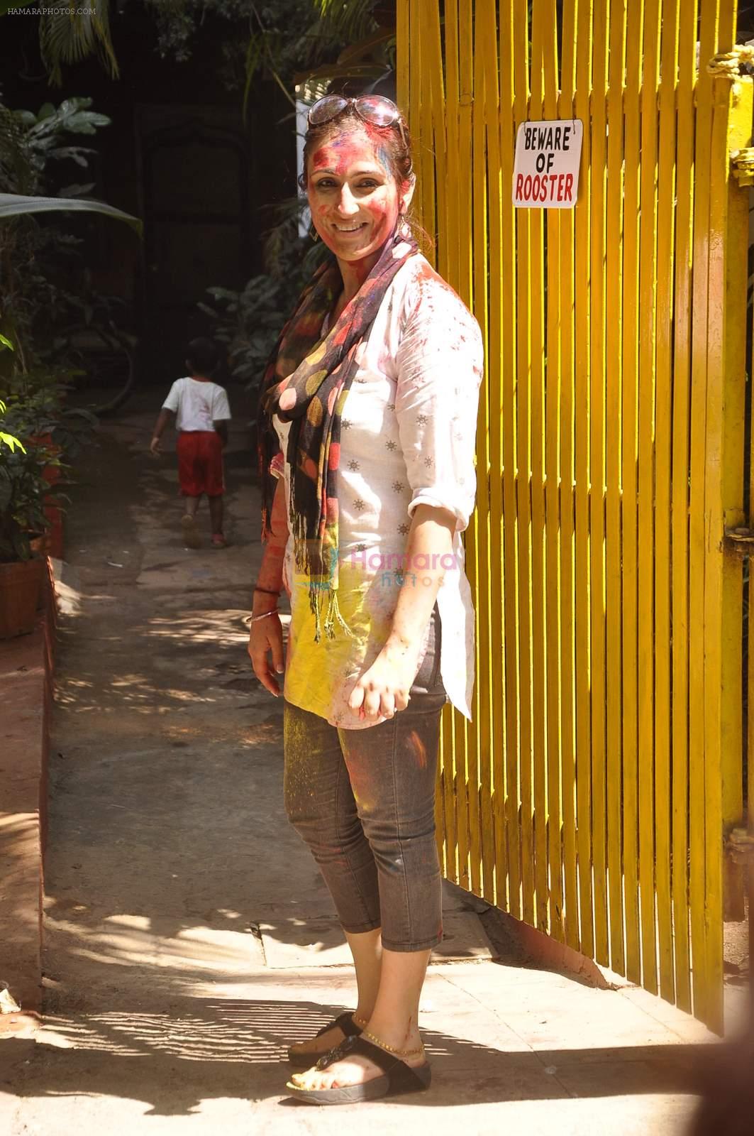Juhi Babbar at Shabana Azmi's holi bash in Mumbai on 5th March 2015
