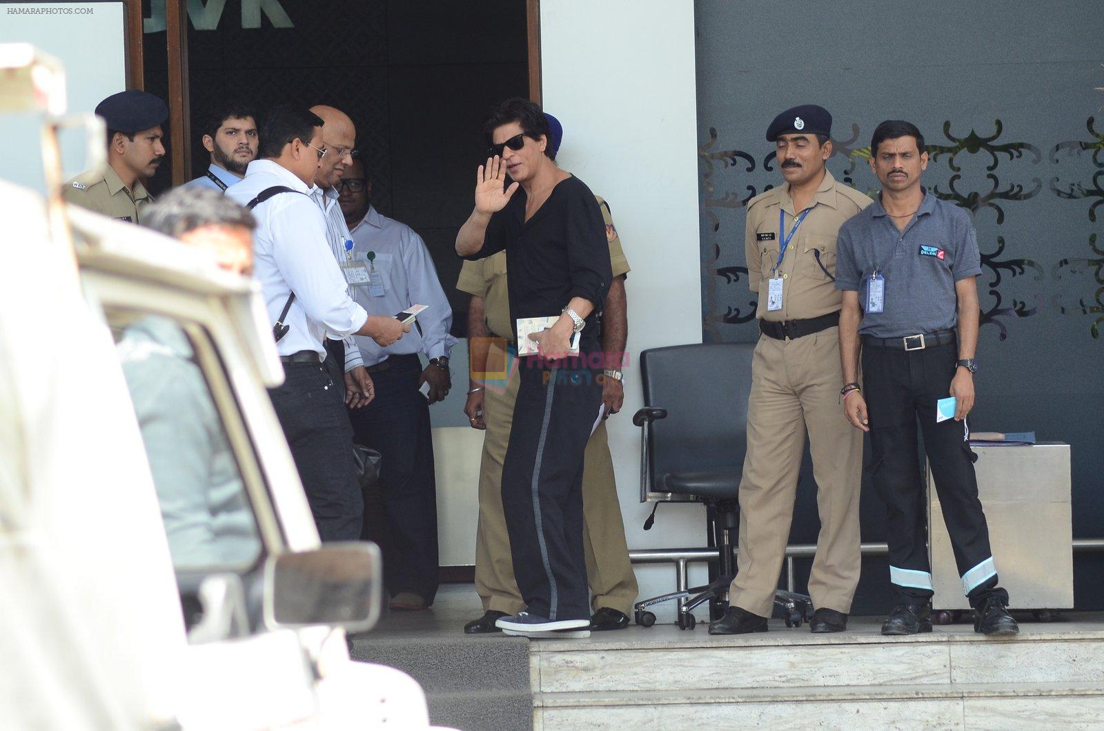 Shahrukh Khan departs for Kathmandu Nepal on 9th March 2015
