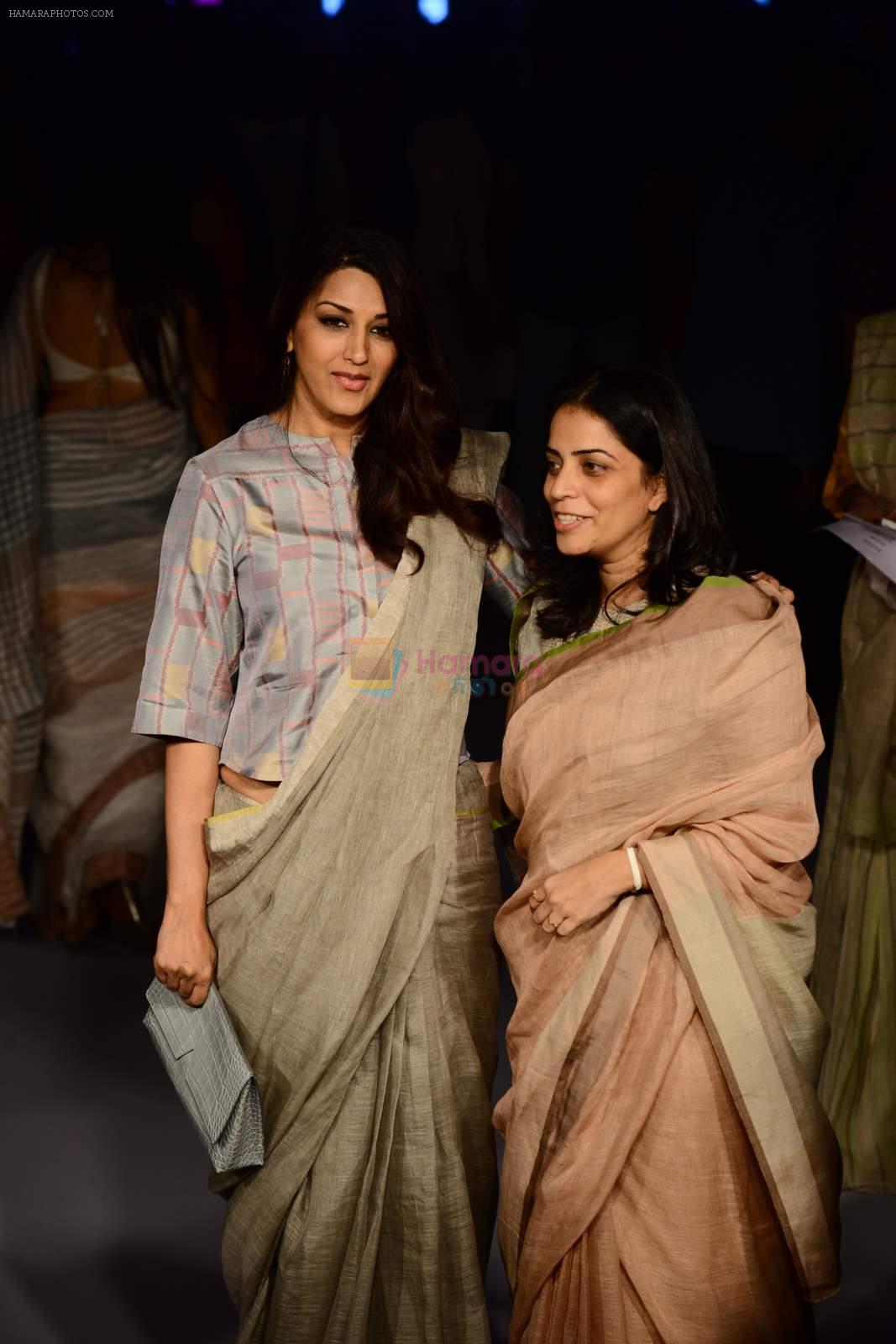 Sonali bendre on Day 2 at Lakme Fashion Week 2015 on 19th March 2015