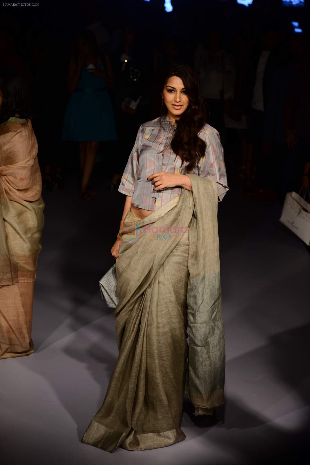 Sonali bendre on Day 2 at Lakme Fashion Week 2015 on 19th March 2015