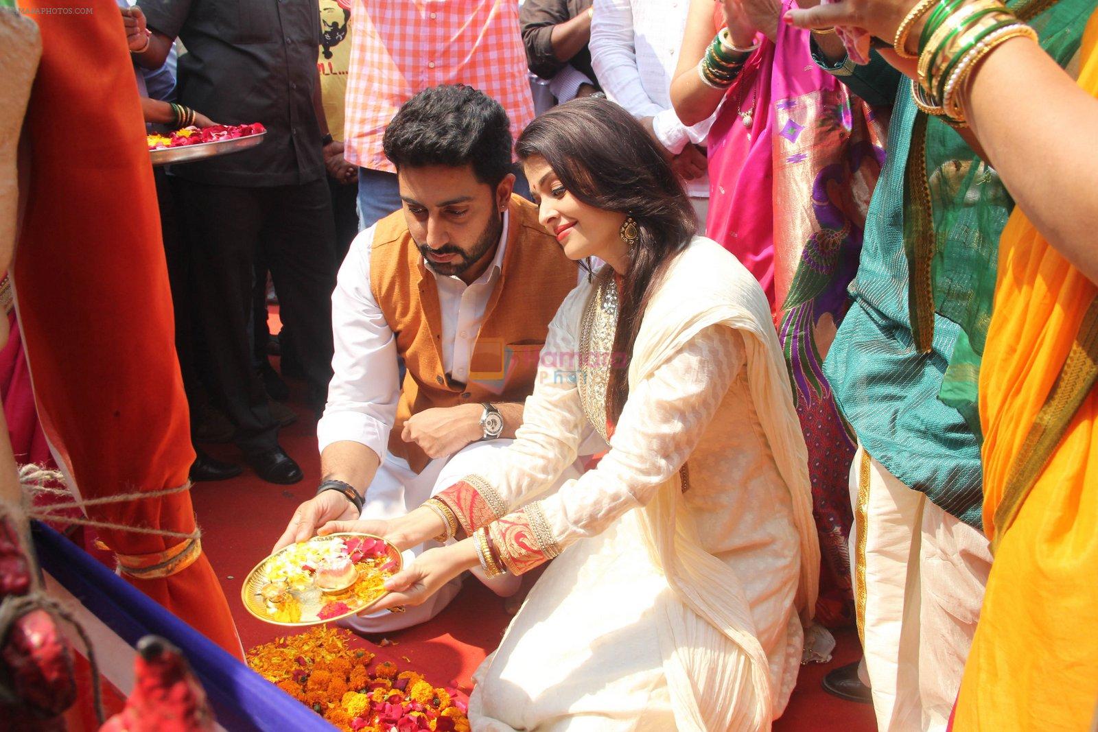 Abhishek Bachchan, Aishwarya Rai Bachchan at Maharastrian New Year Gudi PAdwa Celebrations at Juhu Beach, Mumbai on 21st March 2015
