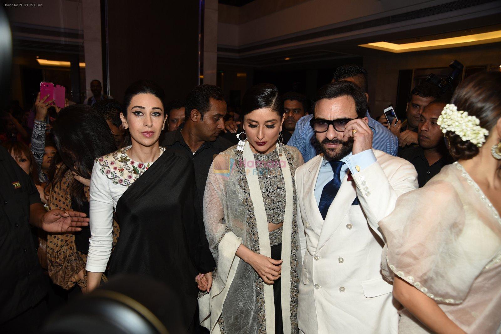 Kareena Kapoor, Saif Ali Khan, Karisma Kapoor at Anamika Khanna Grand Finale Show at Lakme Fashion Week 2015 Day 5 on 22nd March 2015