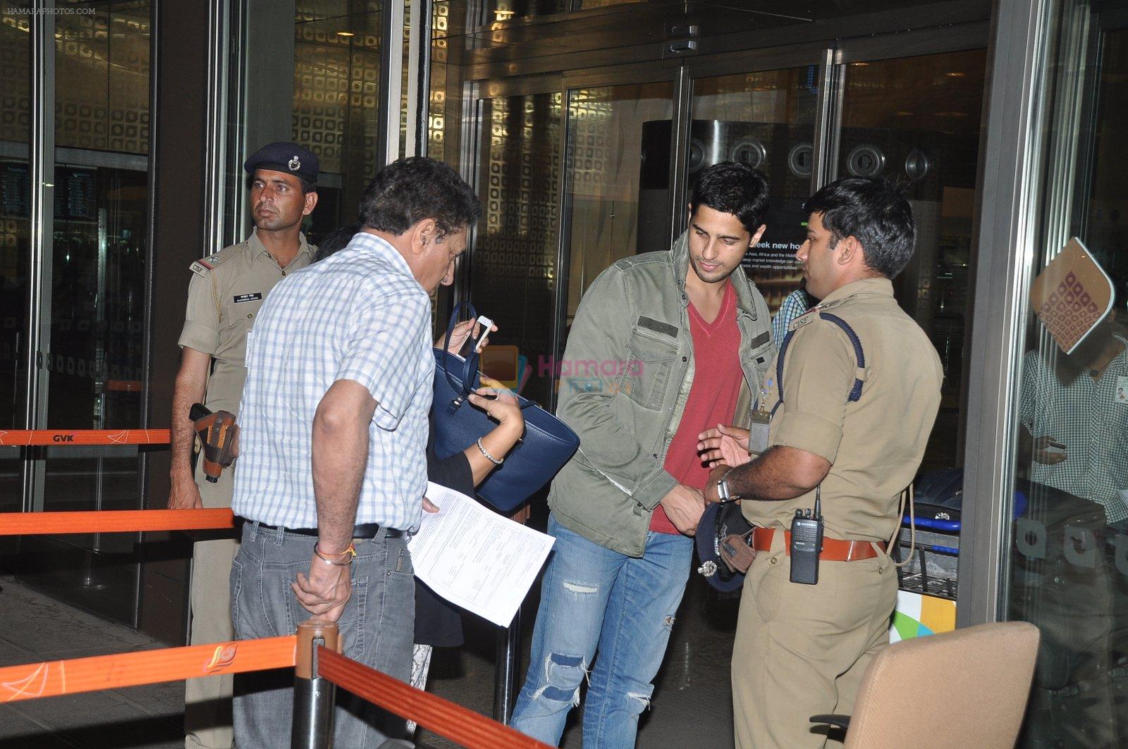 Sidharth Malhotra snapped with his parents in Mumbai Airport on 26th March 2015