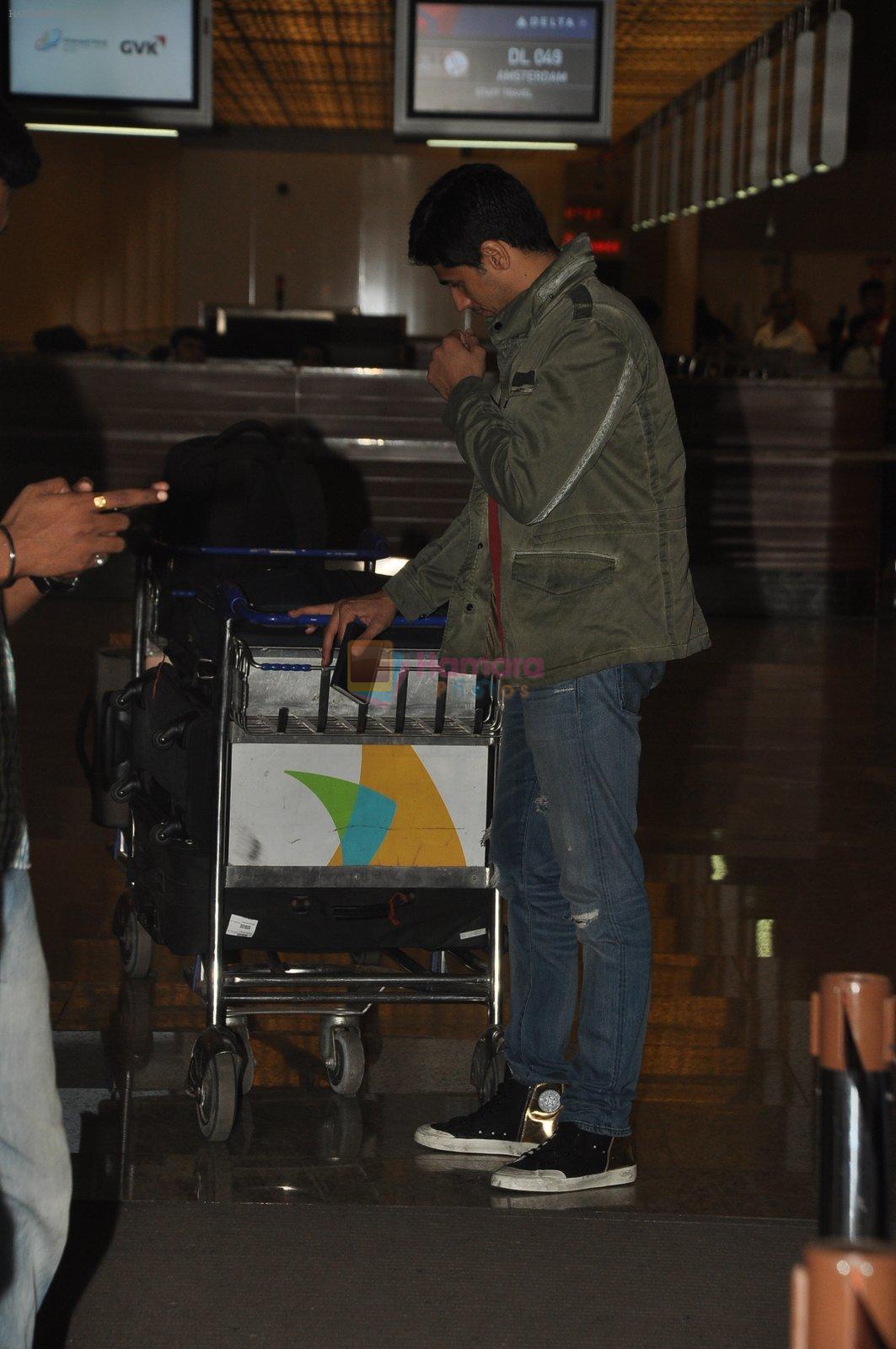 Sidharth Malhotra snapped with his parents in Mumbai Airport on 26th March 2015
