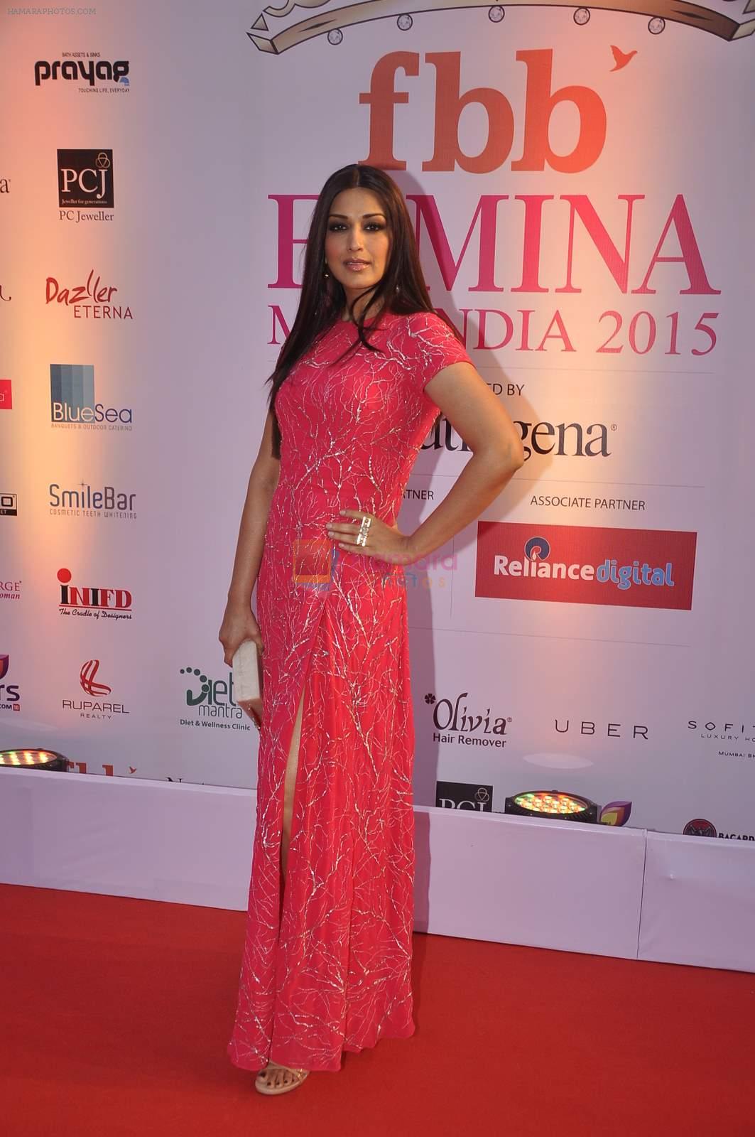 Sonali Bendre at Femina Miss India finals red carpet in Yashraj Studios on 28th March 2015
