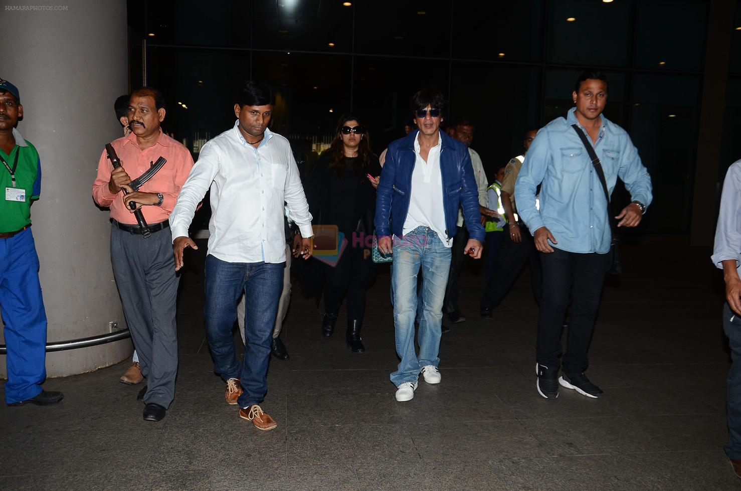 Shahrukh Khan limps back to mumbai post his London Fan Schedule on 3rd April 2015