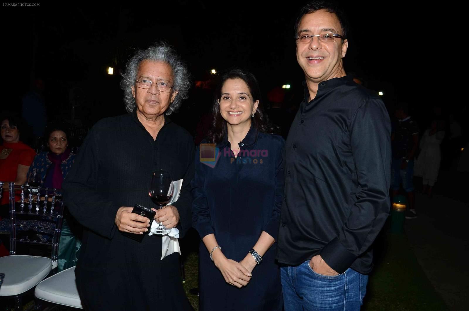 Anil Dharker, Vidhu Vinod Chopra  at Anupama Chopra's book The Front Row in Taj Lands End, Mumbai on 7th April 2015