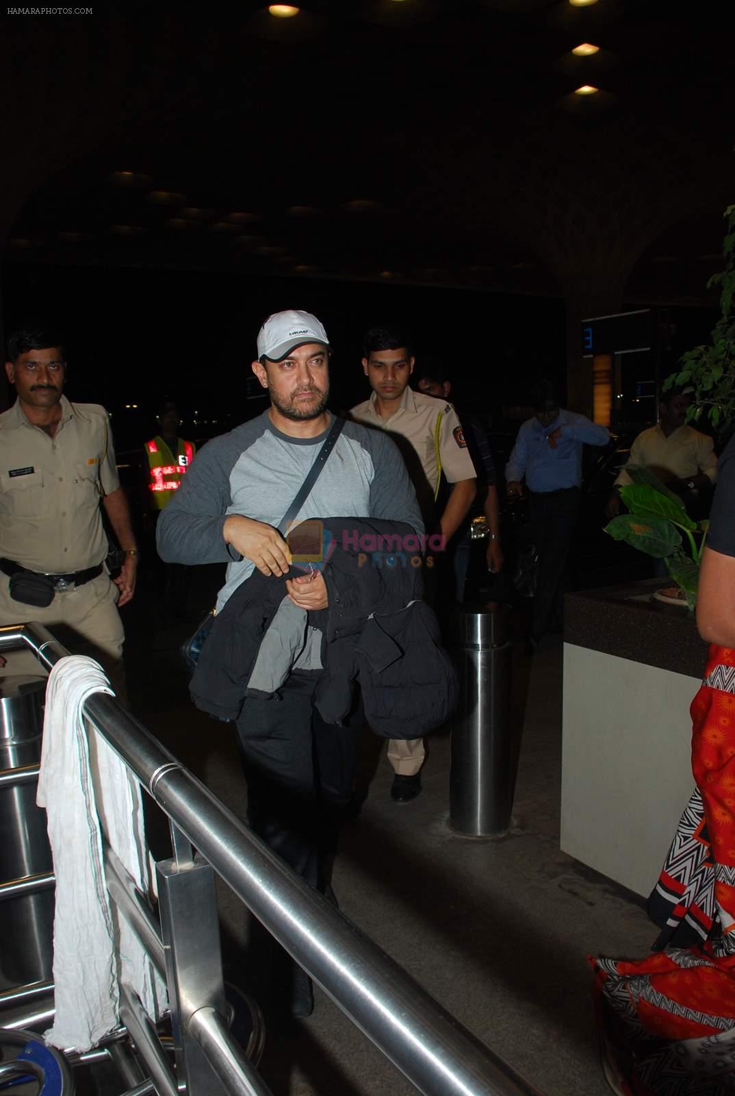 Aamir Khan leaves for disneyland in Mumbai Airport on 11th April 2015