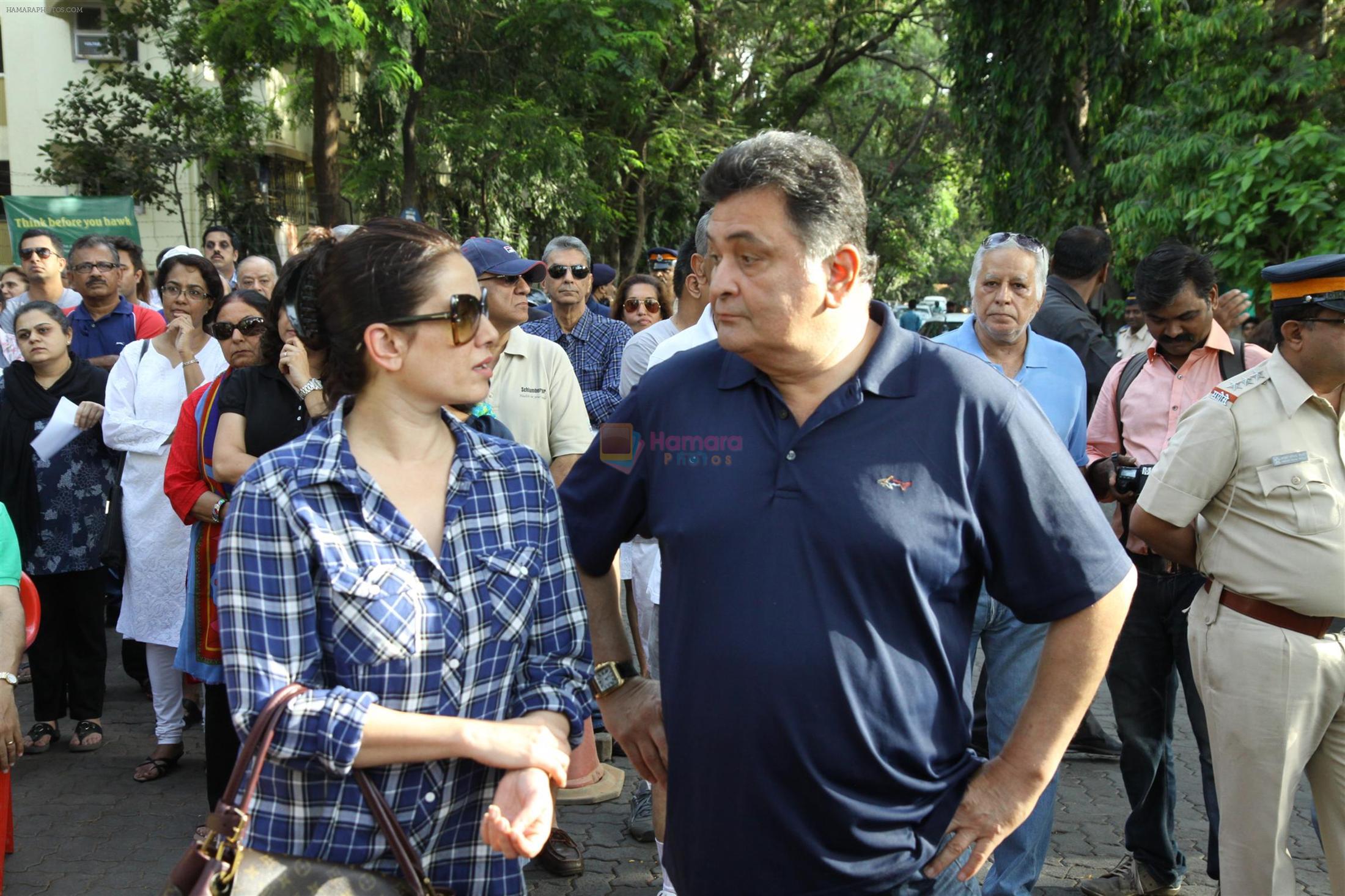 Rishi Kapoor, Neelam Kothari protests against BMC for giving Hawkers Zone in Pali Hill on 13th April 2015