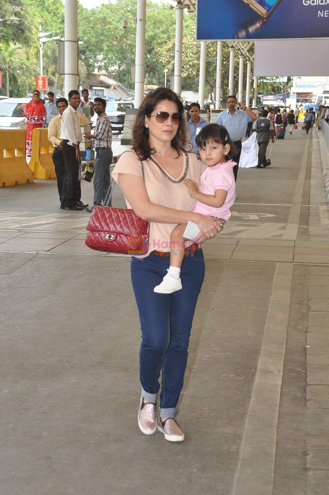 Neelam Kothari depart to Goa for Planet Hollywood Launch in Mumbai Airport on 14th April 2015