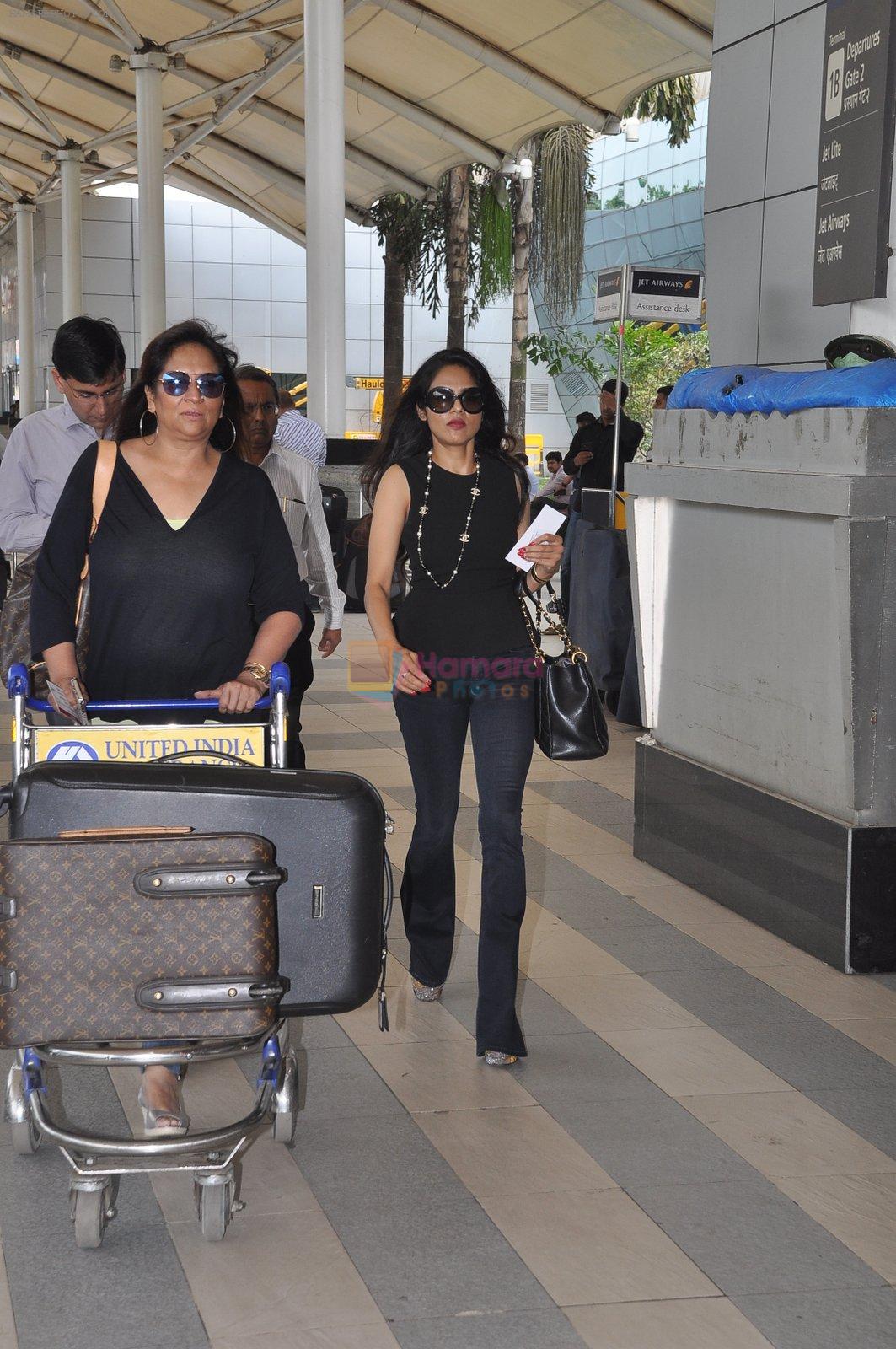Madhoo Shah depart to Goa for Planet Hollywood Launch in Mumbai Airport on 14th April 2015