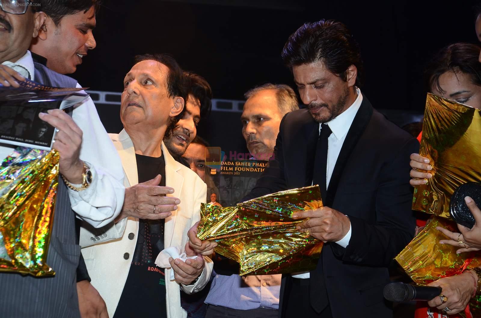 Shahrukh Khan at Dadasaheb Phalke Film Foundation Award in Bhaidas Hall on 21st April 2015