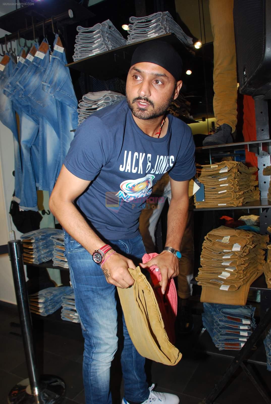 Harbhajan Singh at Mumbai Indians team visit Vero Moda store on 29th April 2015