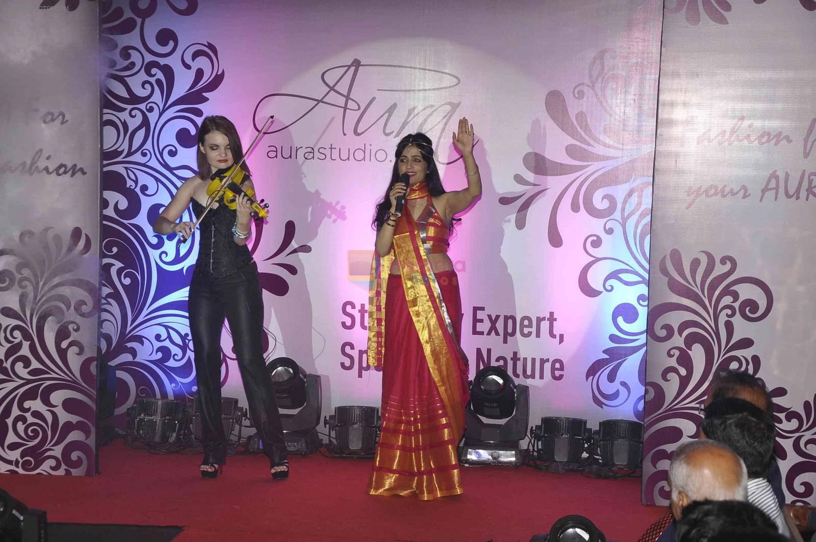 Shibani Kashyap at Aura Studio Saree fashion show in F Bar on 30th April 2015