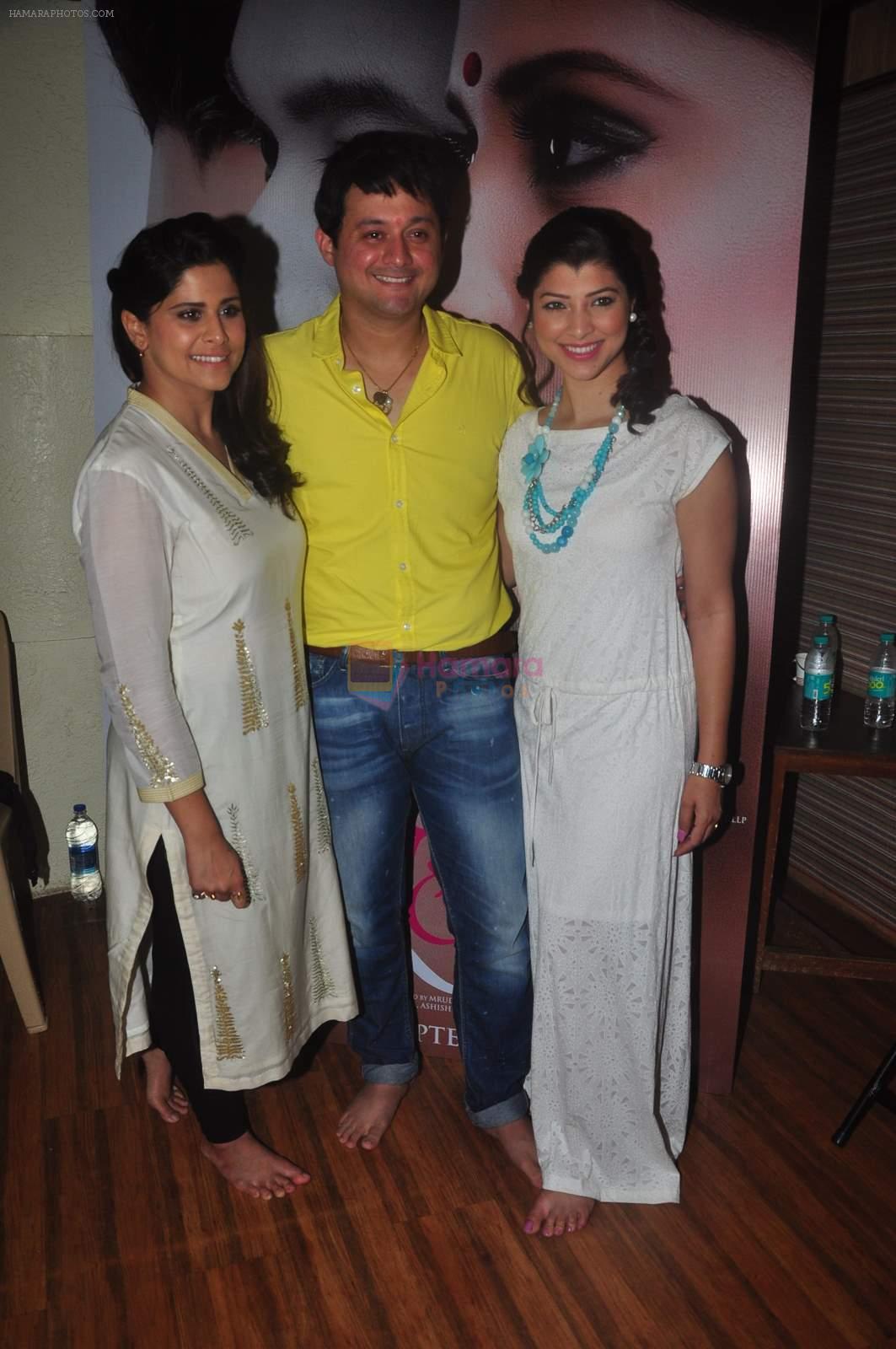 Swapnil Joshi,Sai Tamhankar,Tejaswini Pandit at Tu Hi Re film promotions in Andheri, Mumbai on 2nd May 2015