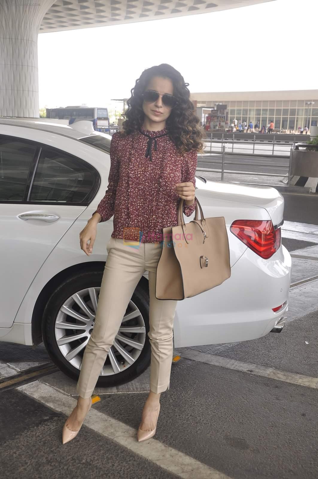Kangana Ranaut snapped as she leaves for Delhi for the National Award ceremony on 2nd May 2015