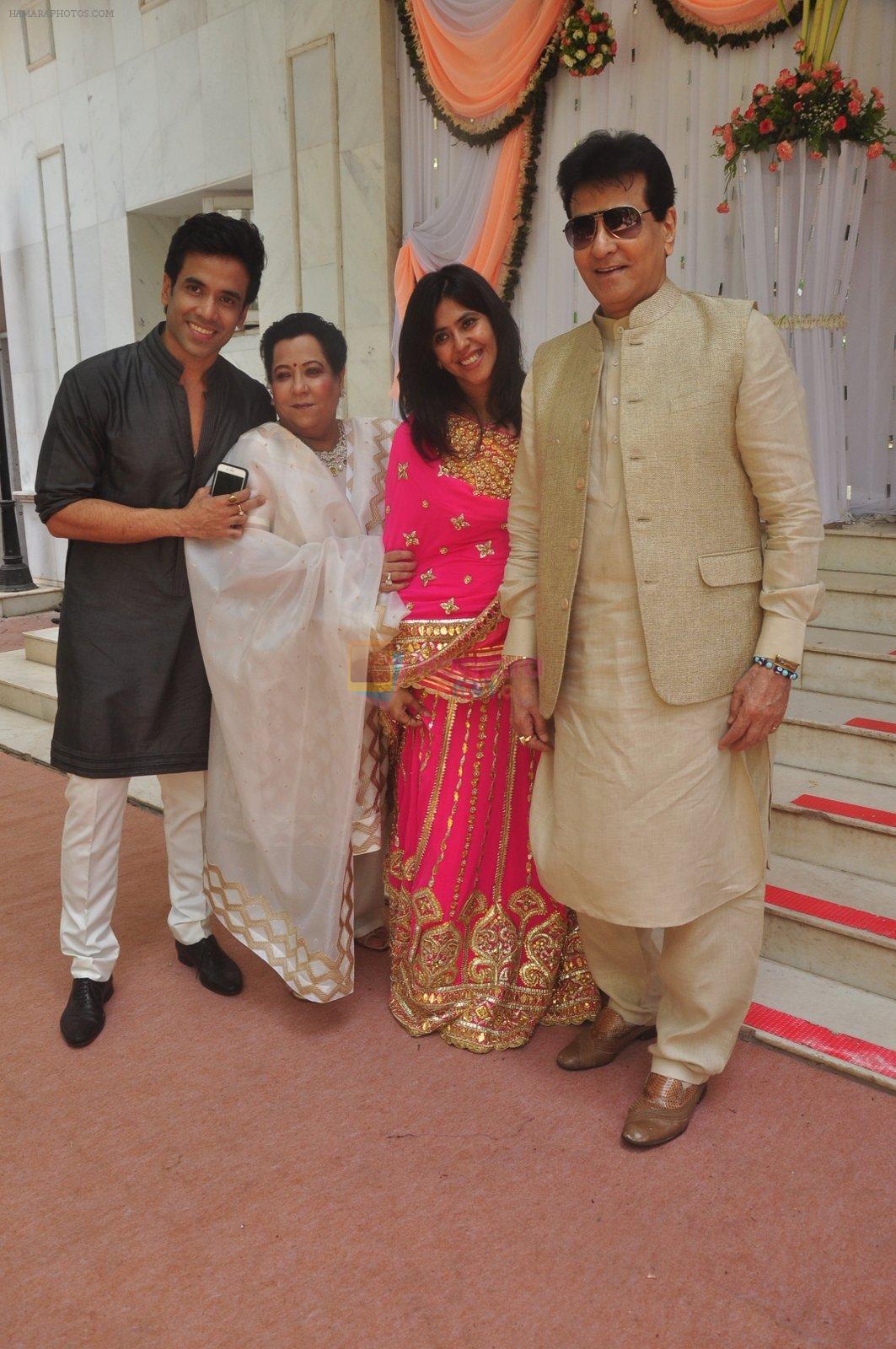 Tusshar Kapoor, Shobha Kapoor, jeetendra, Ekta Kapoor at Abhishek Kapoor & Pragya Yadav Wedding at Isckon temple on 3rd May 2015