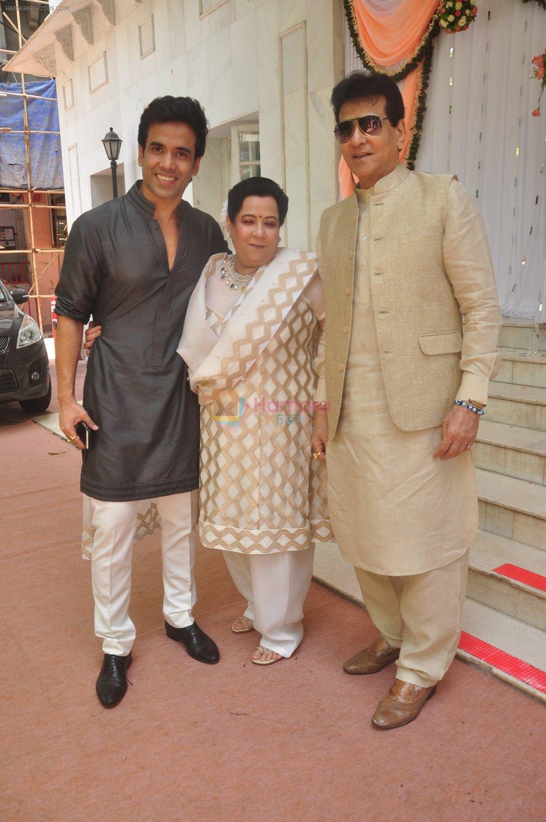 Tusshar Kapoor, Shobha Kapoor, jeetendra at Abhishek Kapoor & Pragya Yadav Wedding at Isckon temple on 3rd May 2015