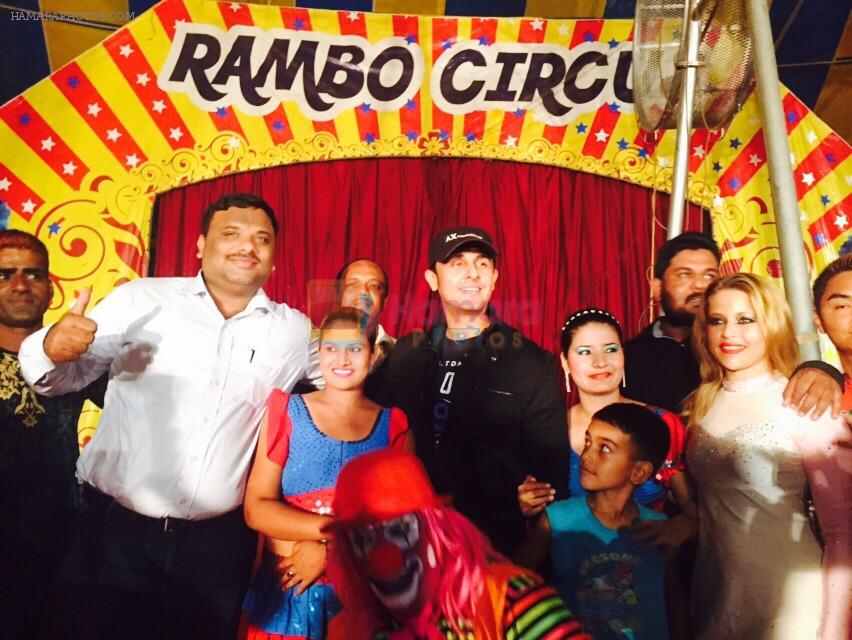 Sonu Nigam along with Sujit Dilip and other artists of Rambo Circus.