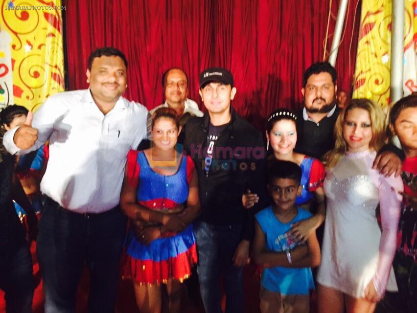 Sonu Nigam with Sujit Dilip and other artists of Rambo Circus