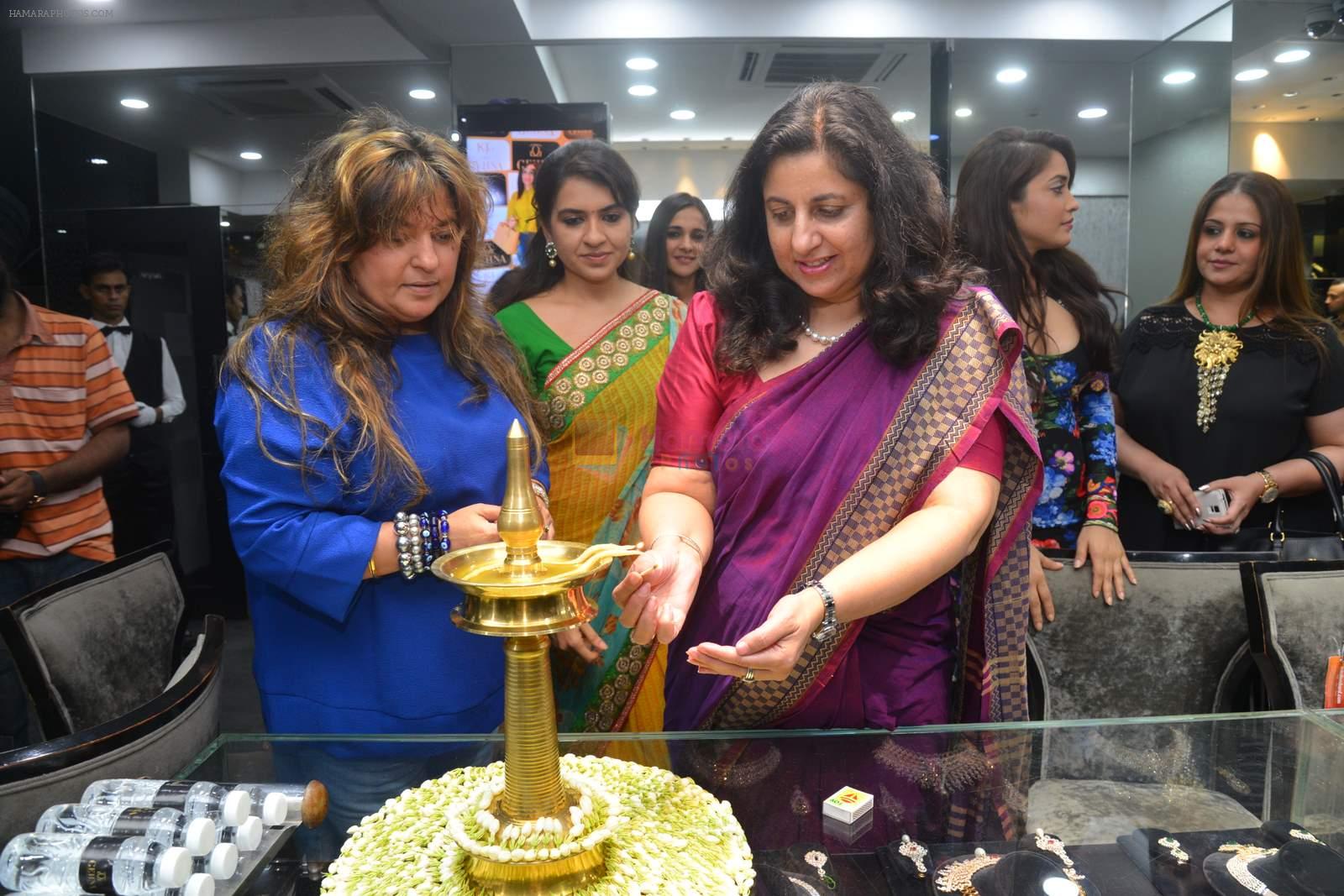 Dolly Bindra at Shaina NC's collection launch for Gehna in Mumbai on 6th May 2015