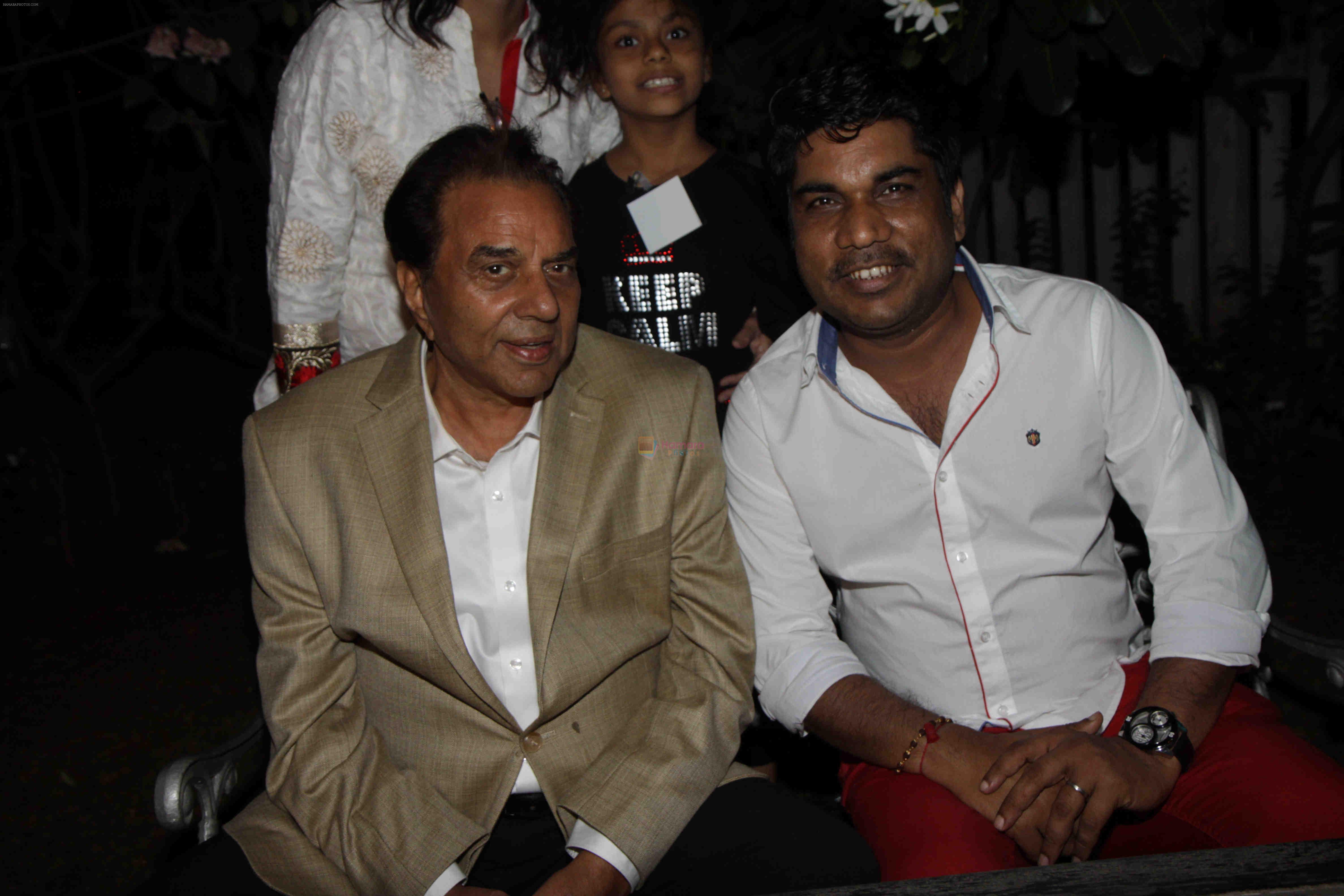 Dharmendra at Producer Kishor & Pooja Dingra's son Aakash Dingra's 7th Birthday Party in Mumbai on 11th may 2015