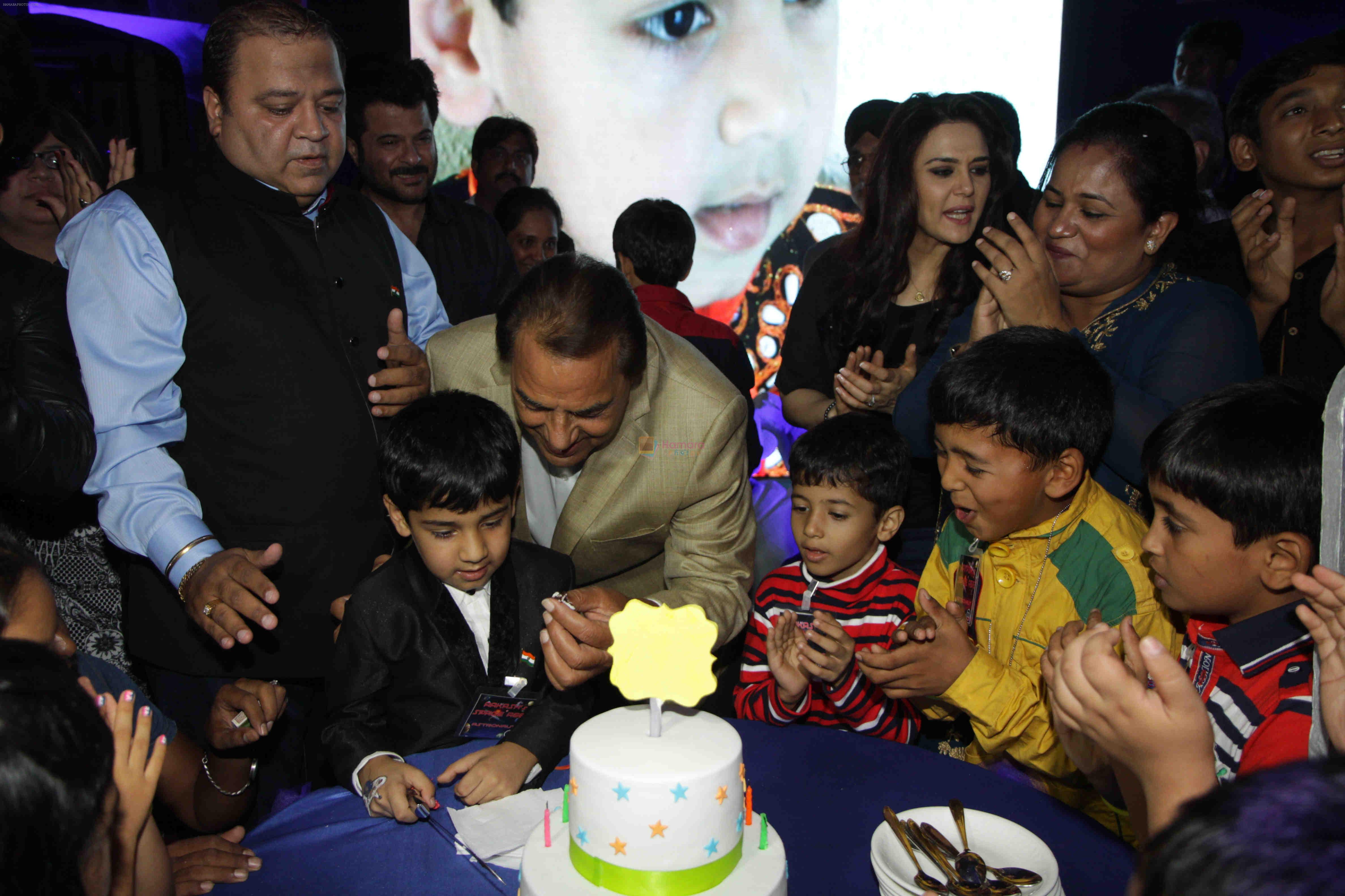 Preity Zinta, Dharmendra at Producer Kishor & Pooja Dingra's son Aakash Dingra's 7th Birthday Party in Mumbai on 11th may 2015